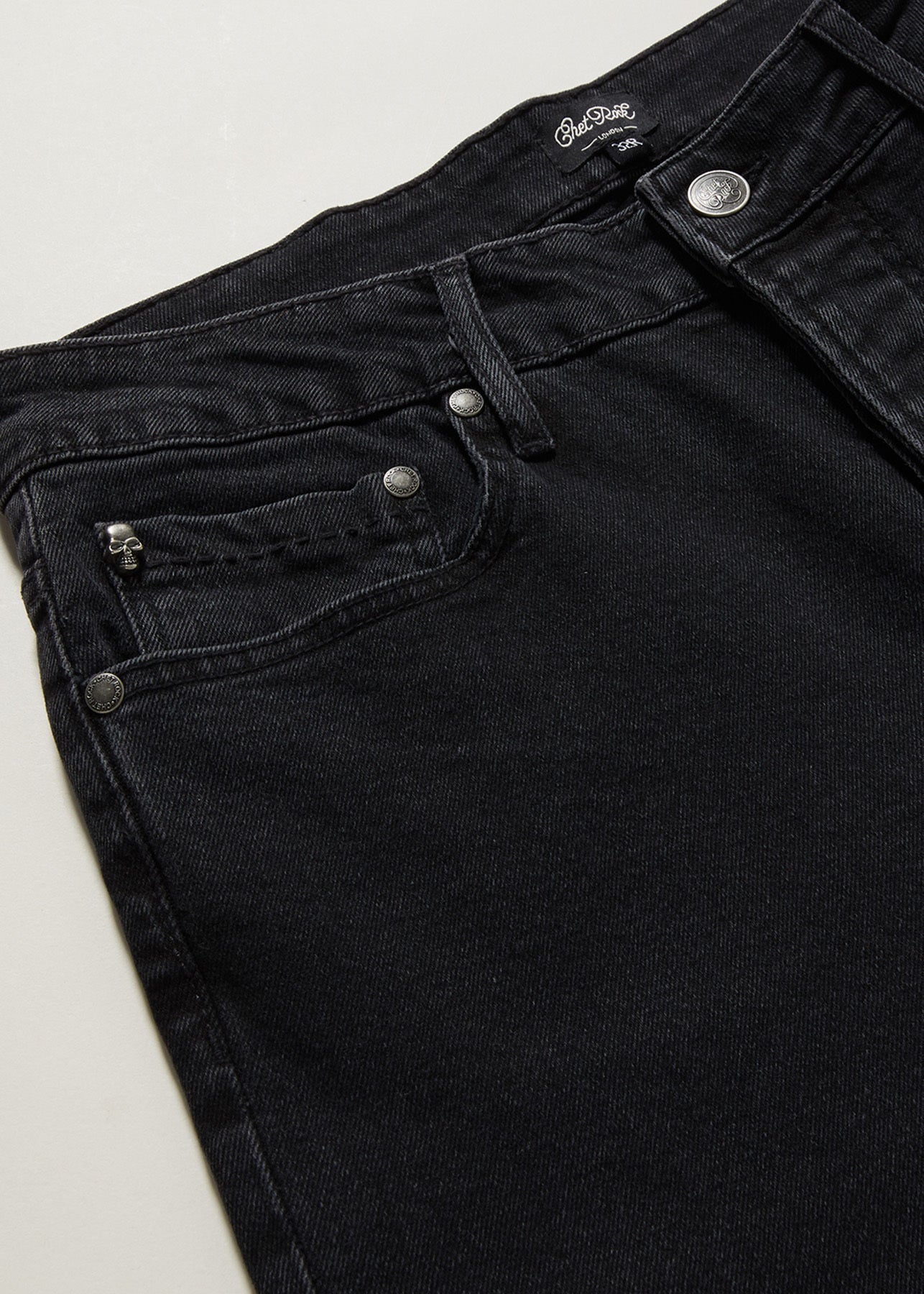Chet_Rock_HELLFIRE__Retro_Denim_5-Pocket_Oldschool_SLIM_FIT_JEANS_Schwarz_killer_kirsche_8j4FlHvaUAQRbr