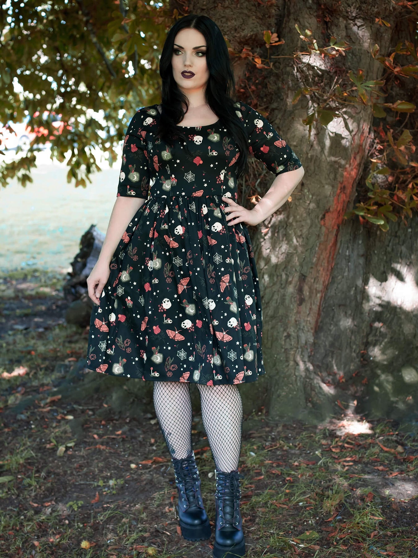 Collectif_AMBER-LEA_Spooky_WITCHES_GARDEN_Skulls_Halbarm_SWING_DRESS_Kleid_killer_kirsche_1