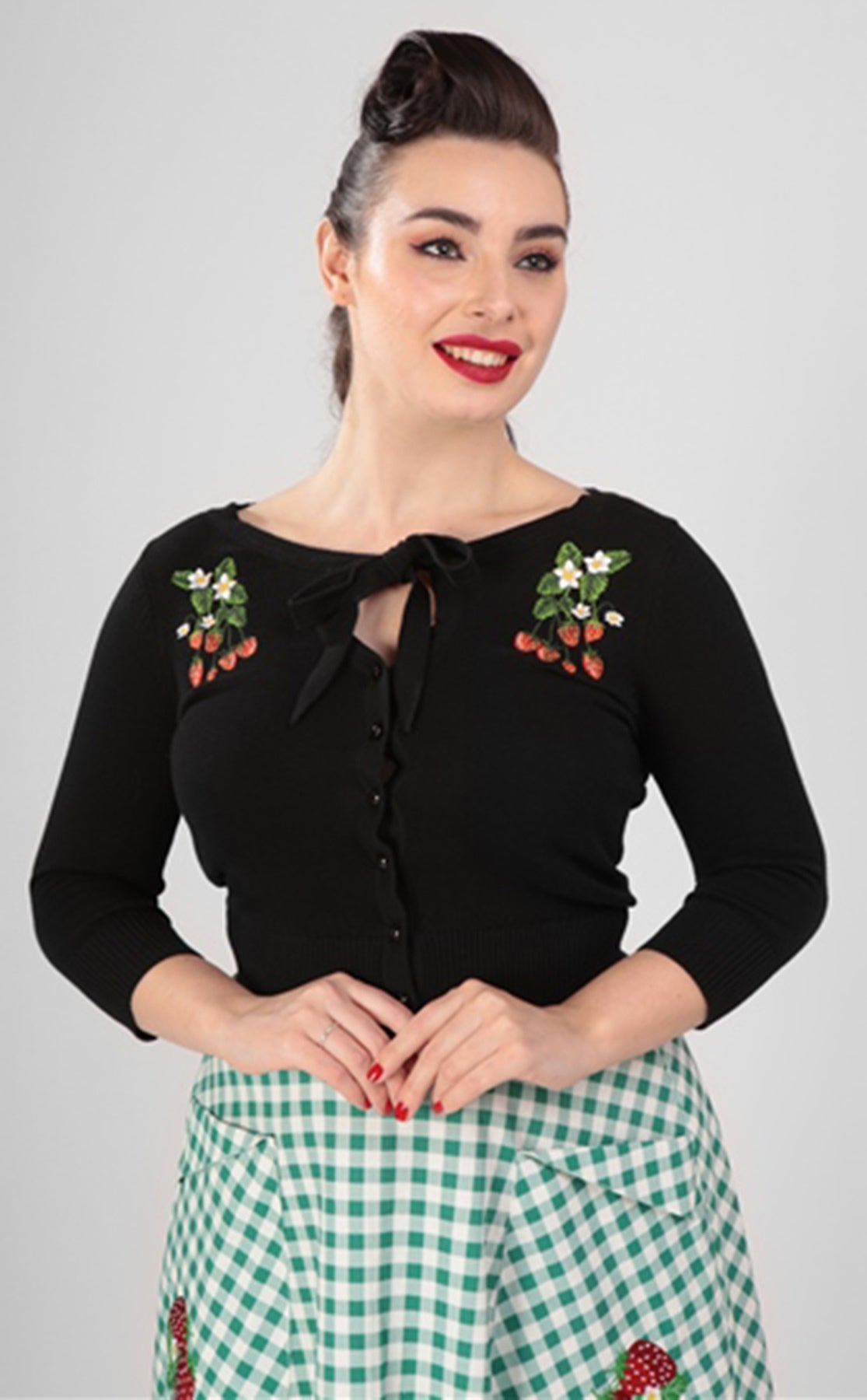 Collectif_CHARLENE_Wild_Strawberries_Schleife_EMBROIDERY_Strickjacke_CARDIGAN_killer_kirsche_2sik2QseOsPw9q
