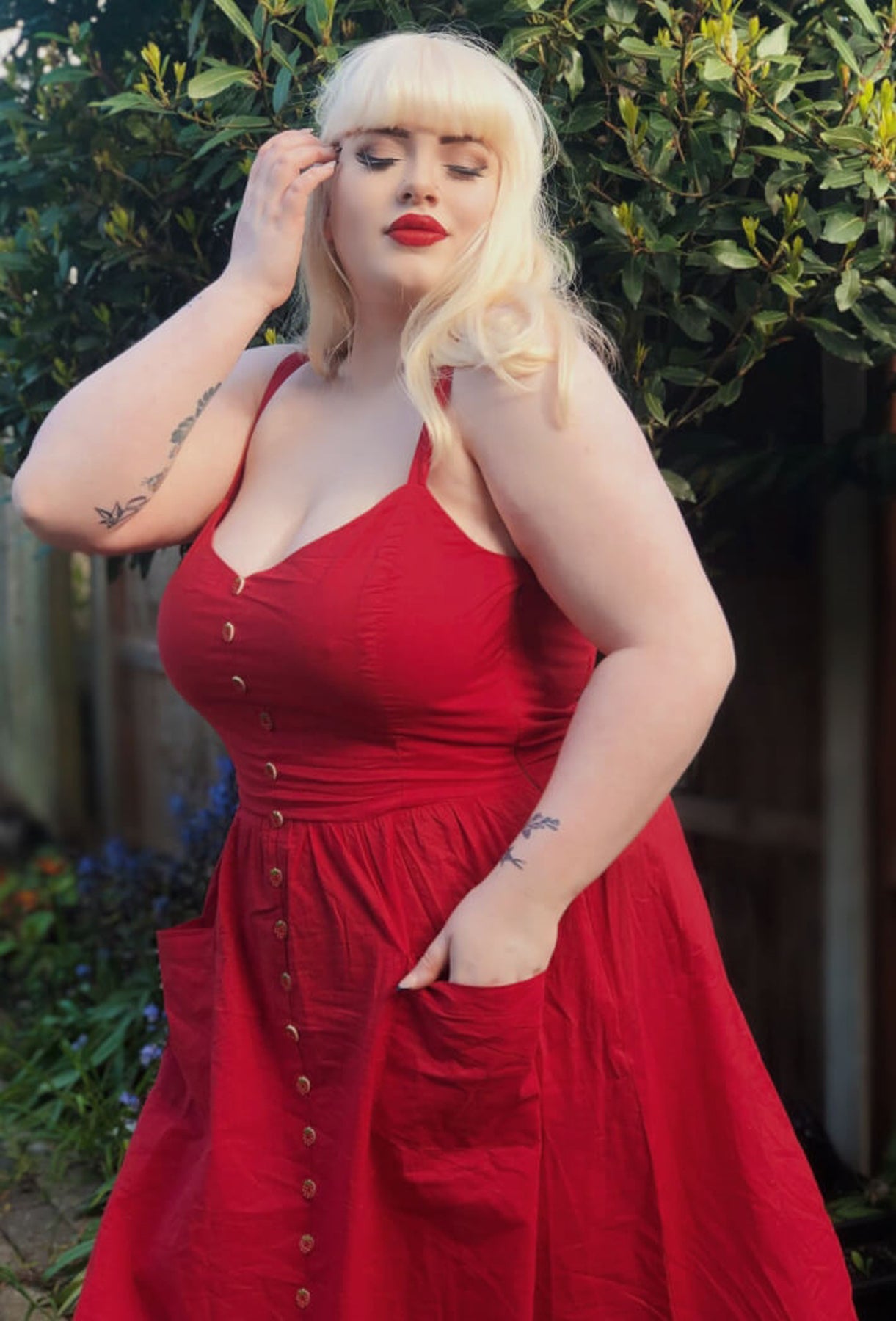 Collectif_KIMBERLY_Vintage_STRAWBERRY_Buttoned_Traeger_SWING_DRESS_Kleid_killer_kirsche_1av5eYlL5K8W1r