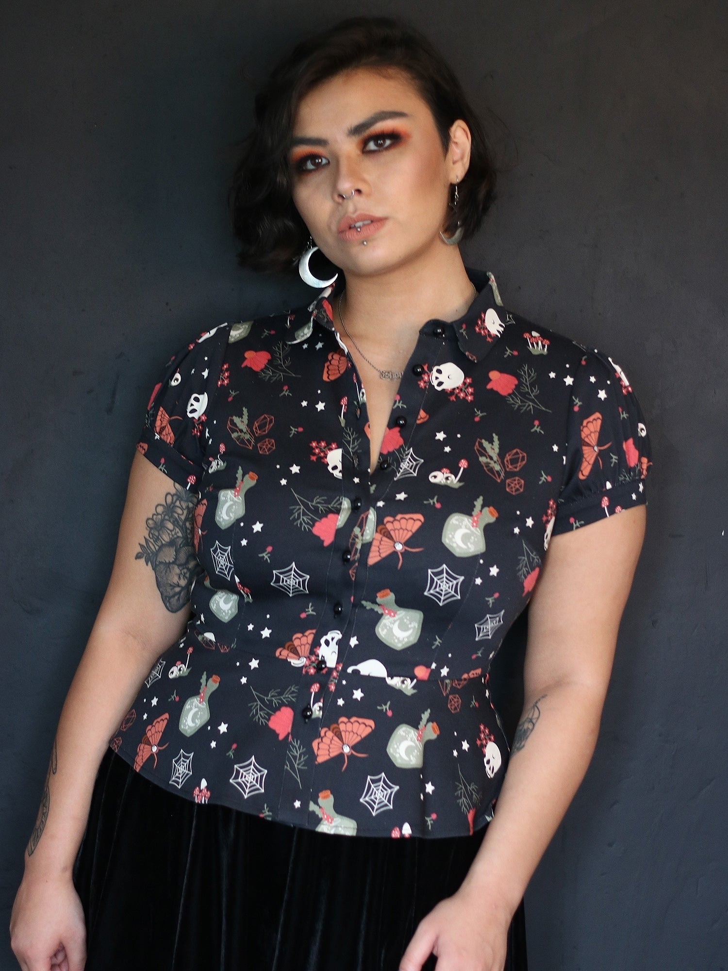 Collectif_MARY_GRACE_WITCHES_GARDEN_Bubikragen_Kurzarm_PEPLUM_BLOUSE_Bluse_killer_kirsche_2gzrbosdHmUhLk