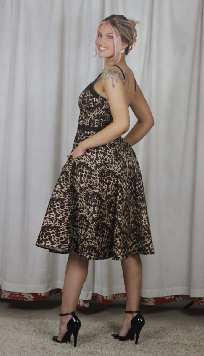 Collectif_NOVA_LEOPARD_SWING_DRESS_Vintage_Traeger_Kleid_Rockabilly_killer_kirsche_4