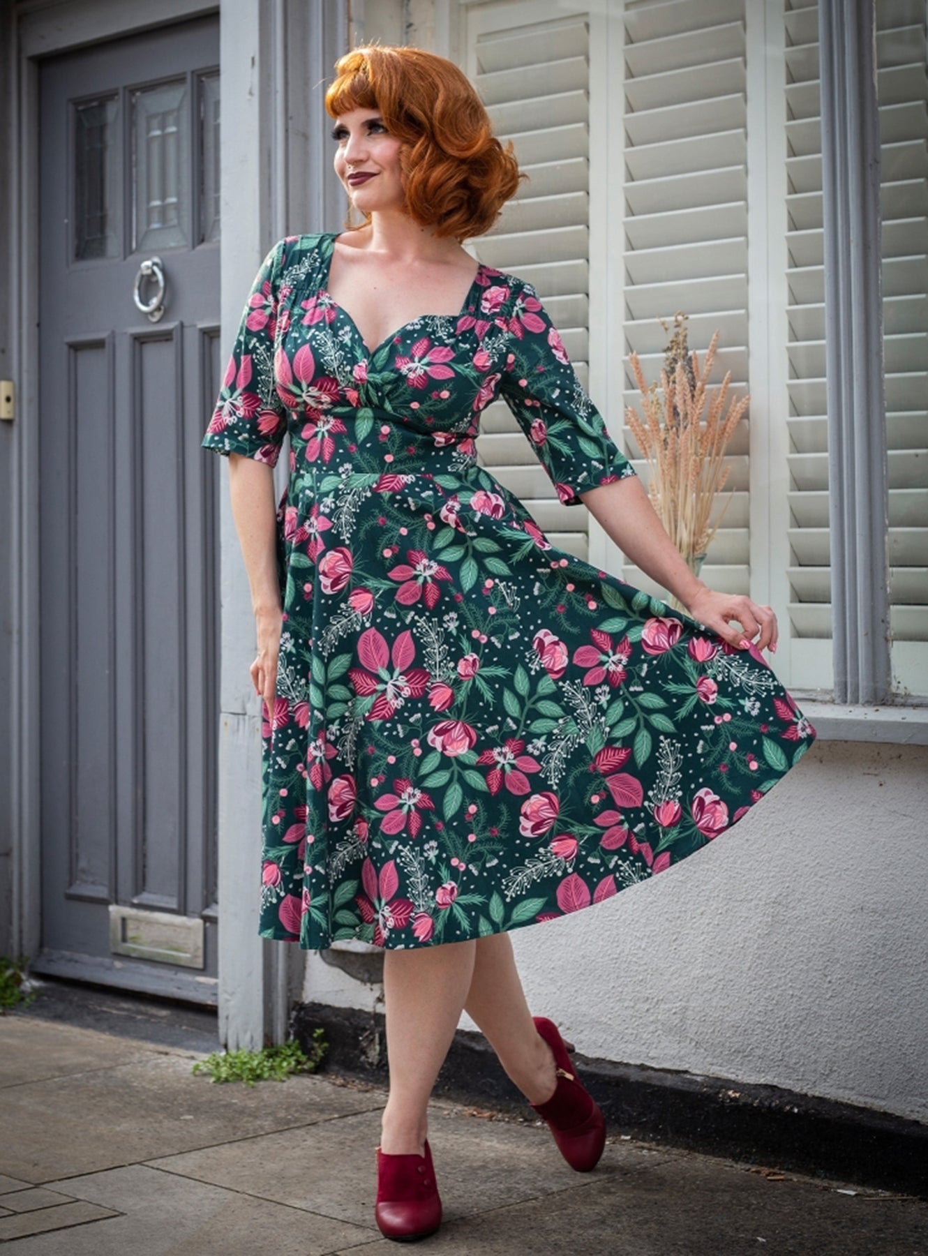 Collectif_TRIXIE_ESCAPIST_FLORAL_Blumen_Sweetheart_Vintage_SWING_DRESS_Kleid_killer_kirsche_2