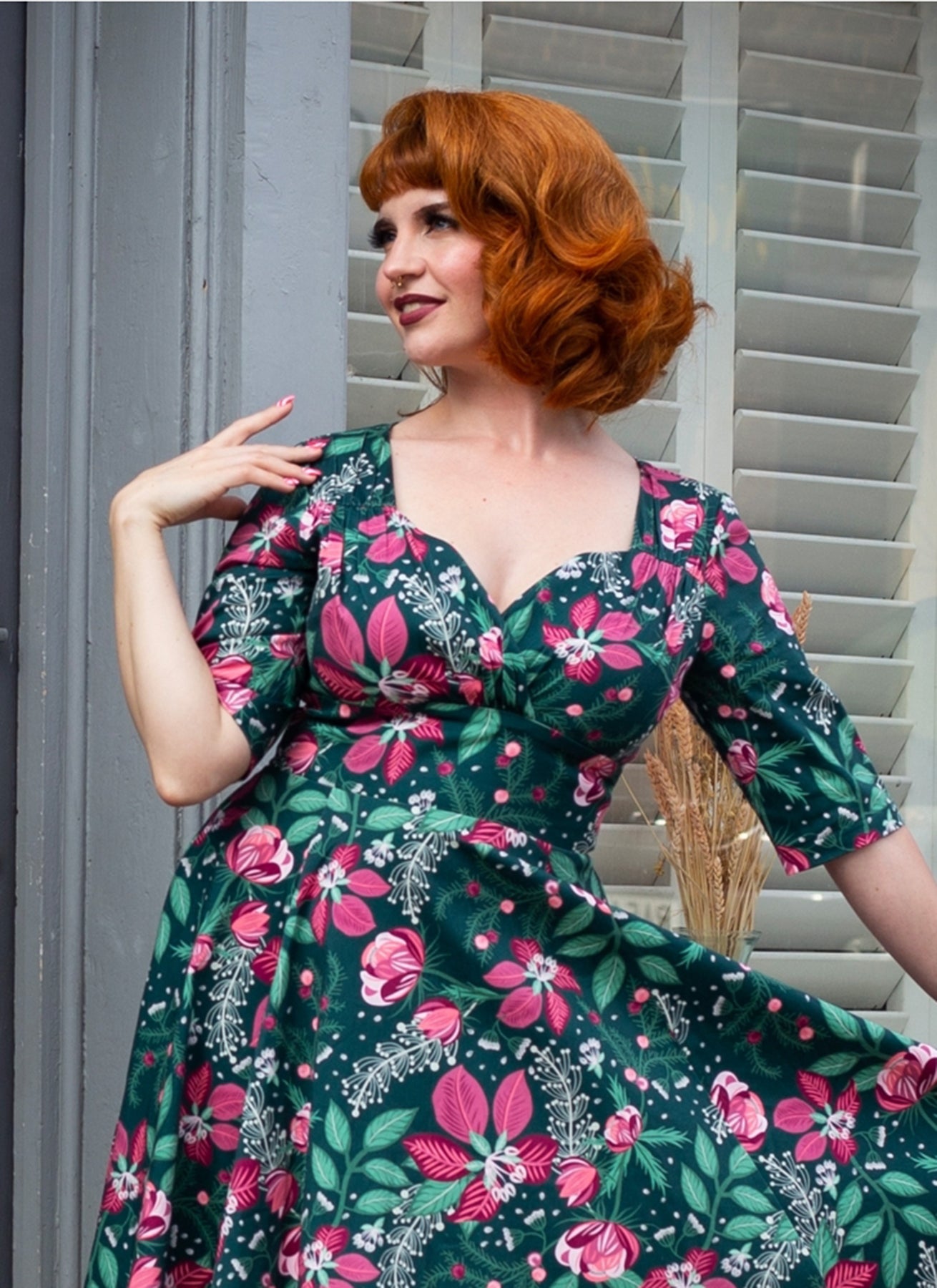Collectif_TRIXIE_ESCAPIST_FLORAL_Blumen_Sweetheart_Vintage_SWING_DRESS_Kleid_killer_kirsche_3