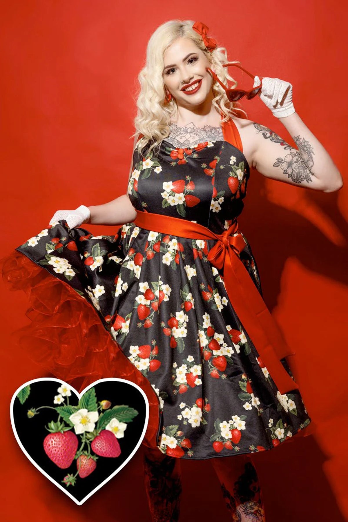 Dolly_and_Dotty_SOPHIA_STRAWBERRY_Vintage_Halterneck_Erdbeeren_Floral_SWING_KLEID_-_Schwarz-1
