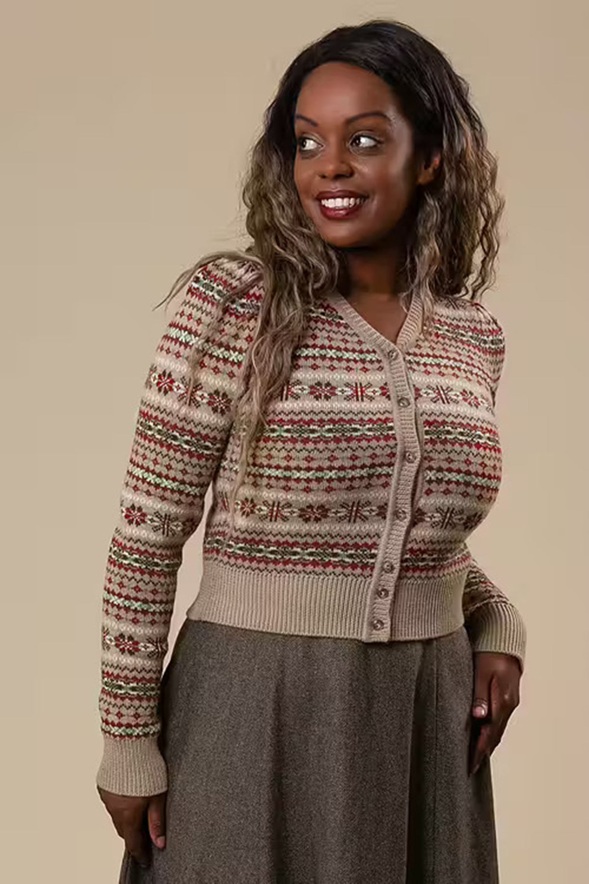 Emmy_THE_FAIR-EST_CARDIGAN_Vintage_FAIR_ISLE_Langarm_Crop_STRICKJACKE_-_Beige_Killer_Kirsche-1MOh3WtTrkzUme