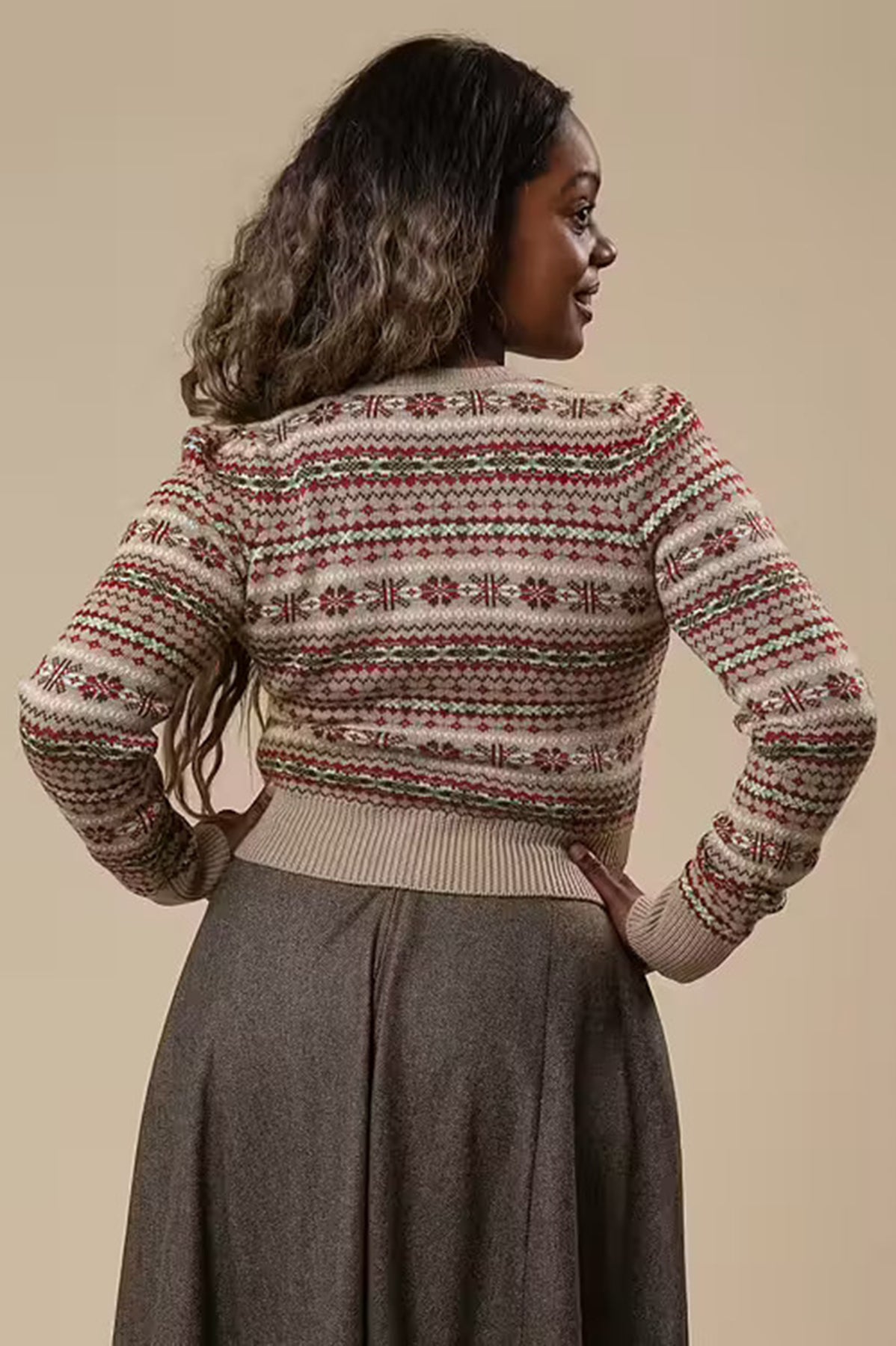Emmy_THE_FAIR-EST_CARDIGAN_Vintage_FAIR_ISLE_Langarm_Crop_STRICKJACKE_-_Beige_Killer_Kirsche-2yWKbp6unWn0xT