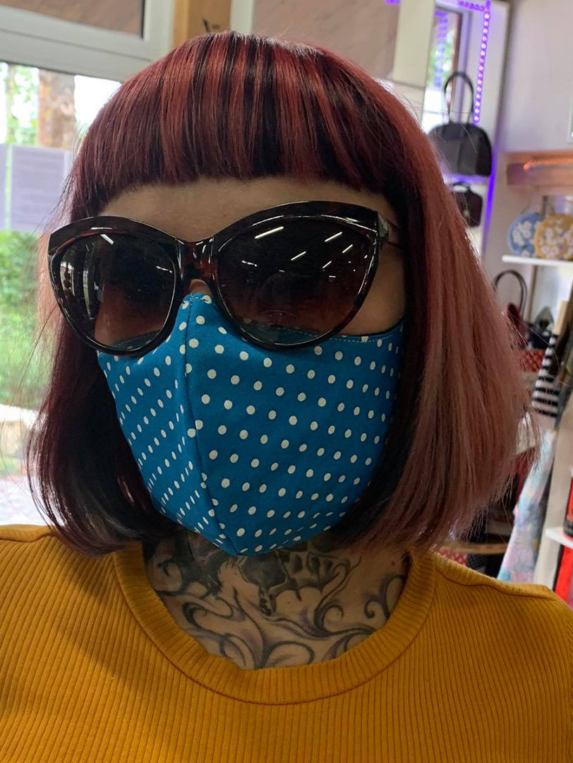 Genaehte_Punkte_BEHELFSMASKE_Behelfs-Mund-Nasen-Maske_Blau_mit_Vlies_und_Gummiband01