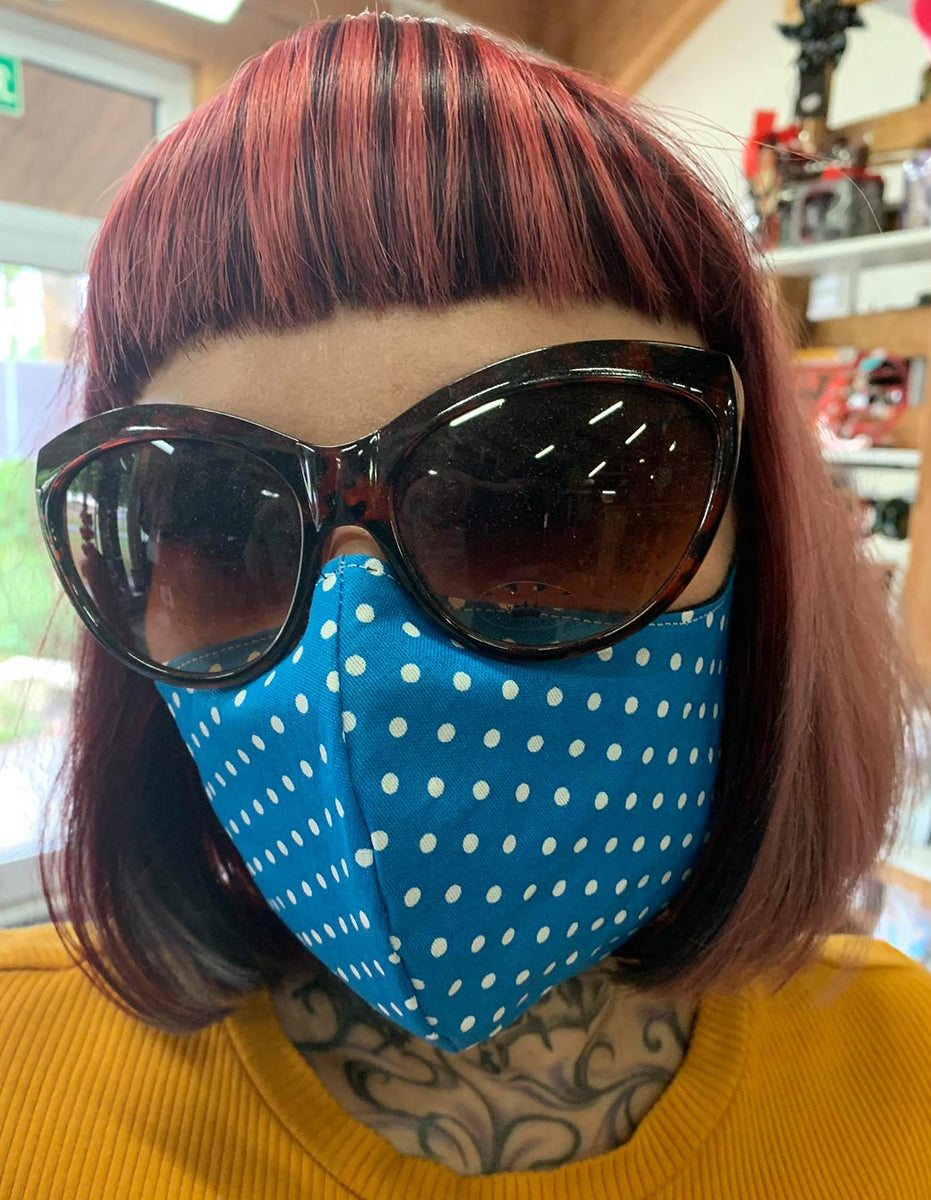 Genaehte_Punkte_BEHELFSMASKE_Behelfs-Mund-Nasen-Maske_Blau_mit_Vlies_und_Gummiband05