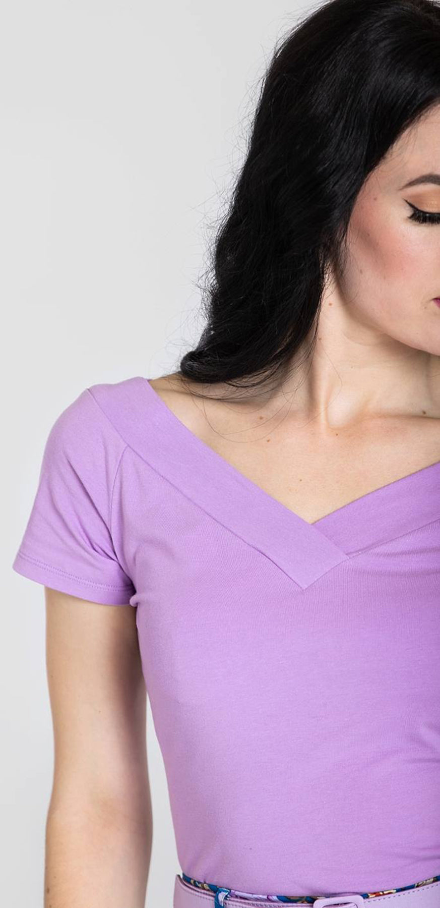 Hell_Bunny_ALEX_Vintage_Basic_V-Neck_UNI_Kurzarm_SHIRT_-_Lavendel_killer_kirsche_2pv1NMSf5MMCj2