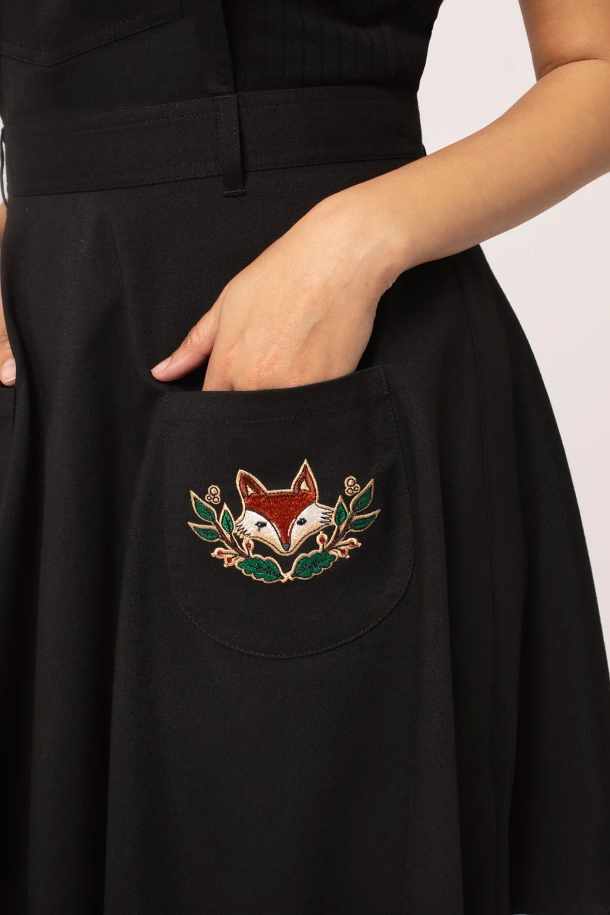 Hell_Bunny_BASIL_PINAFORE_Retro_Woodland_Fox_Dress_Mini_LATZKLEID_-_Schwarz-6