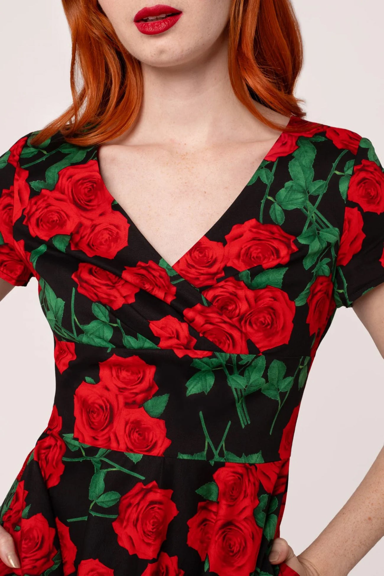 Hell_Bunny_DOLCE_VITA_Vintage_ROSEN_Floral_Retro_Red_Roses_V-Neck_SWING_DRESS_Kleid_-_Schwarz-2