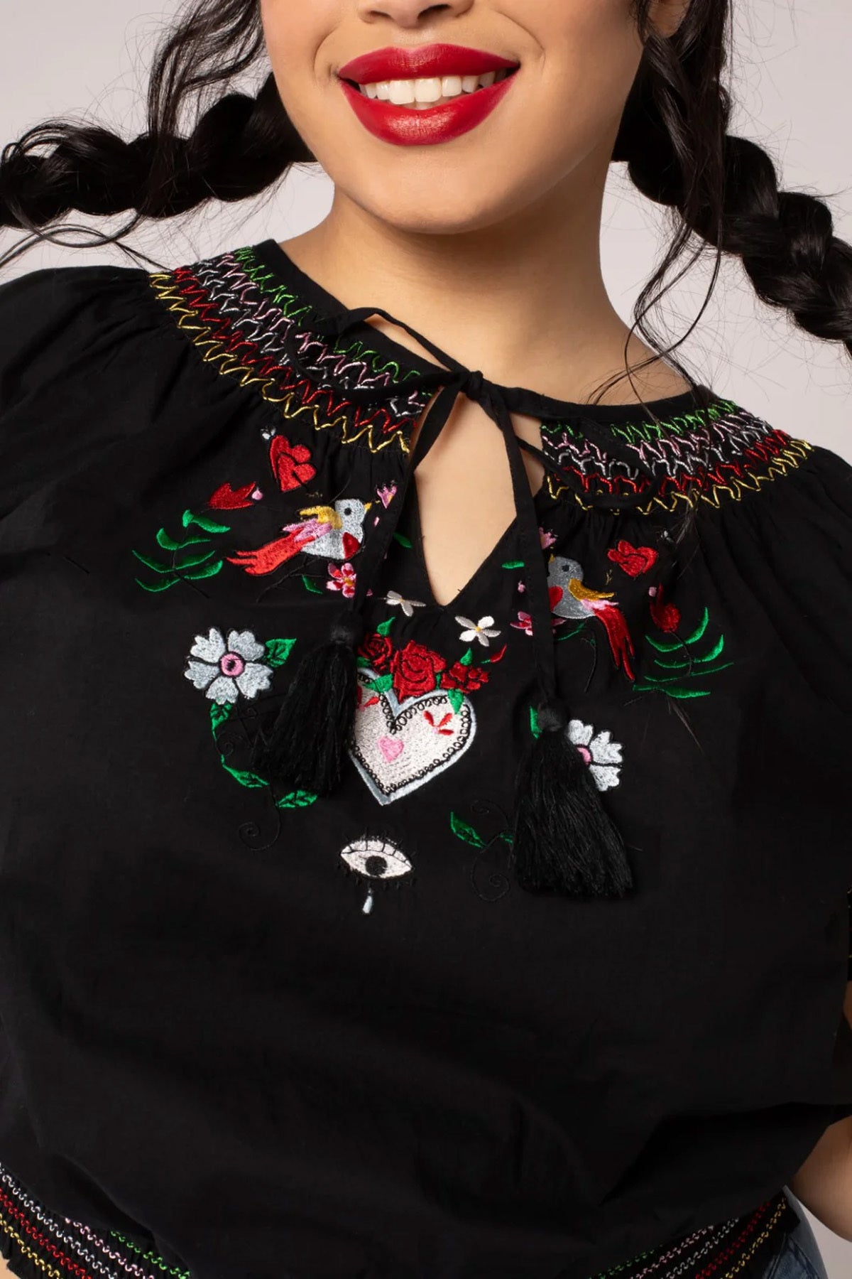 Hell_Bunny_FOLKLOR__Retro_Floral_STICK_Keyhole_Loose_BLUSE_Shirt_-_Schwarz-4
