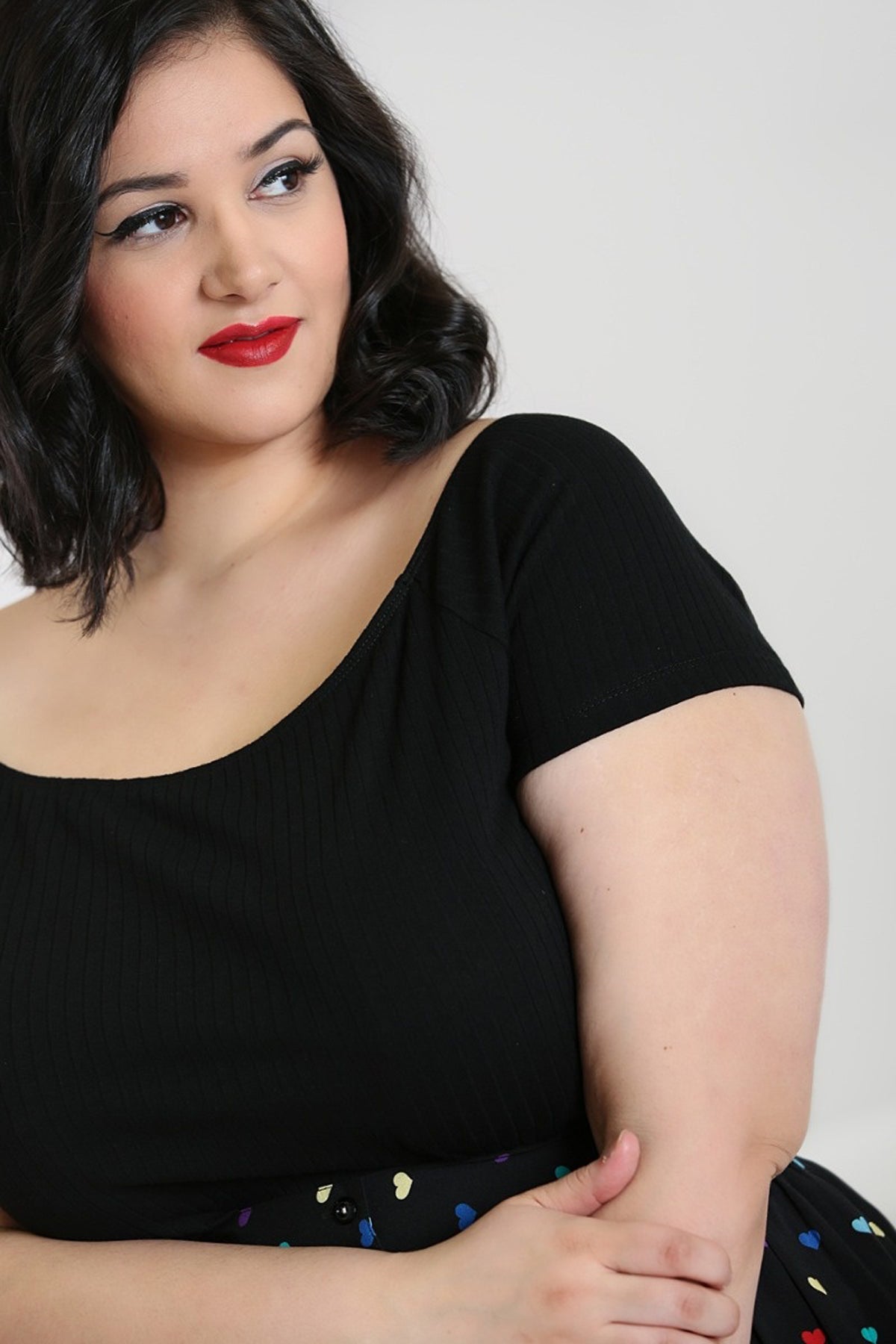 Hell_Bunny_KIMMIE_Rippstrick_RIBBED_Uni_Kurzarm_BASIC_SHIRT_Plus_Size_Schwarz_killer_kirsche_2AGyfAemivZPlZ
