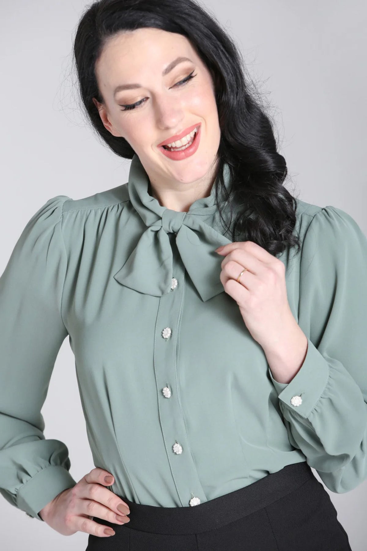 Hell_Bunny_MIA_VINTAGE_Retro_Langarm_Puff_Sleeve_Classic_Oberteil__Schluppenbluse_-_Salbeigruen-4