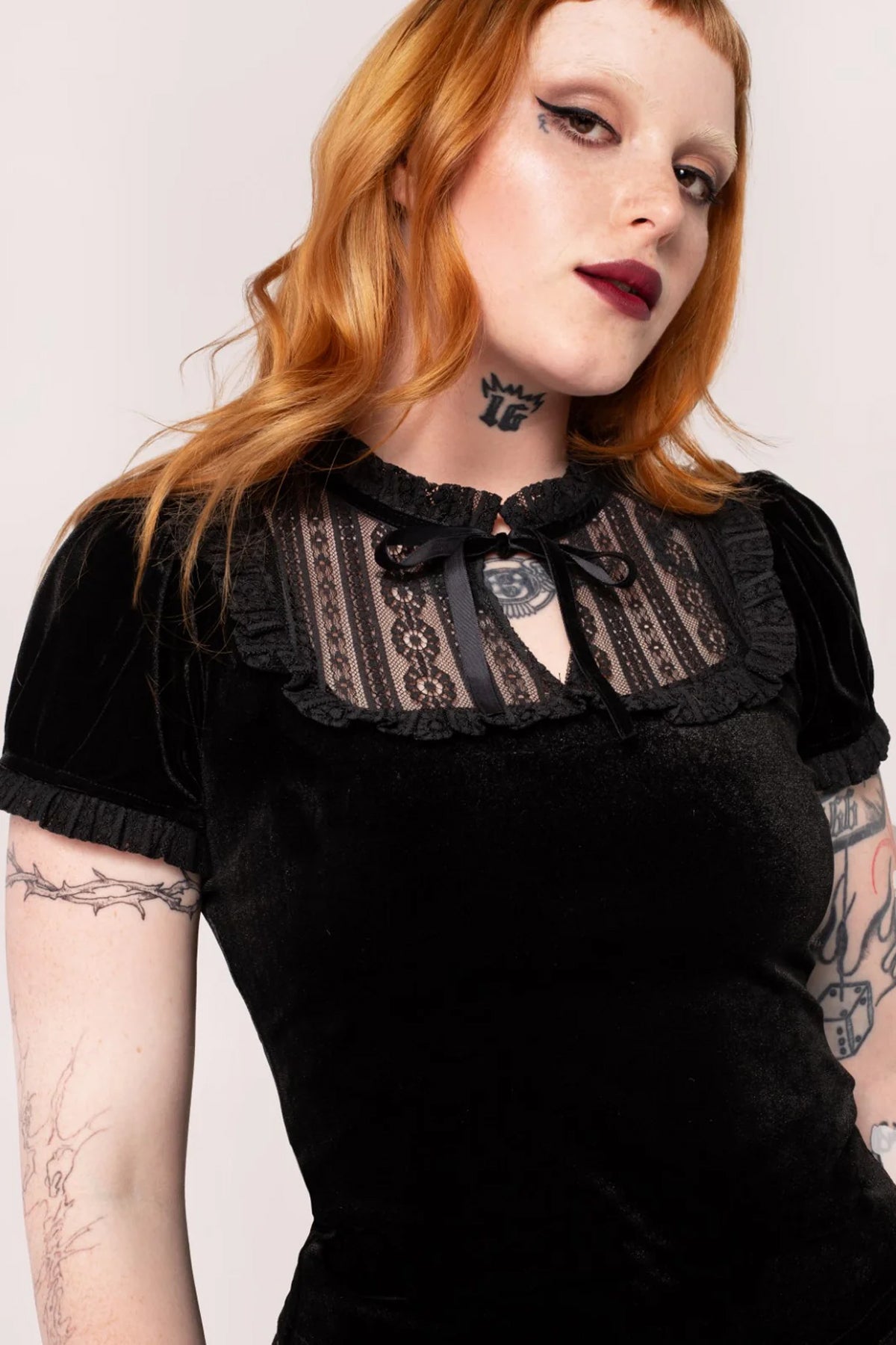 Hell_Bunny_MOURNING_TOP_Vintage_Velvet_Lace_Schluesselloch_Samt_OBERTEIL_Shirt-3