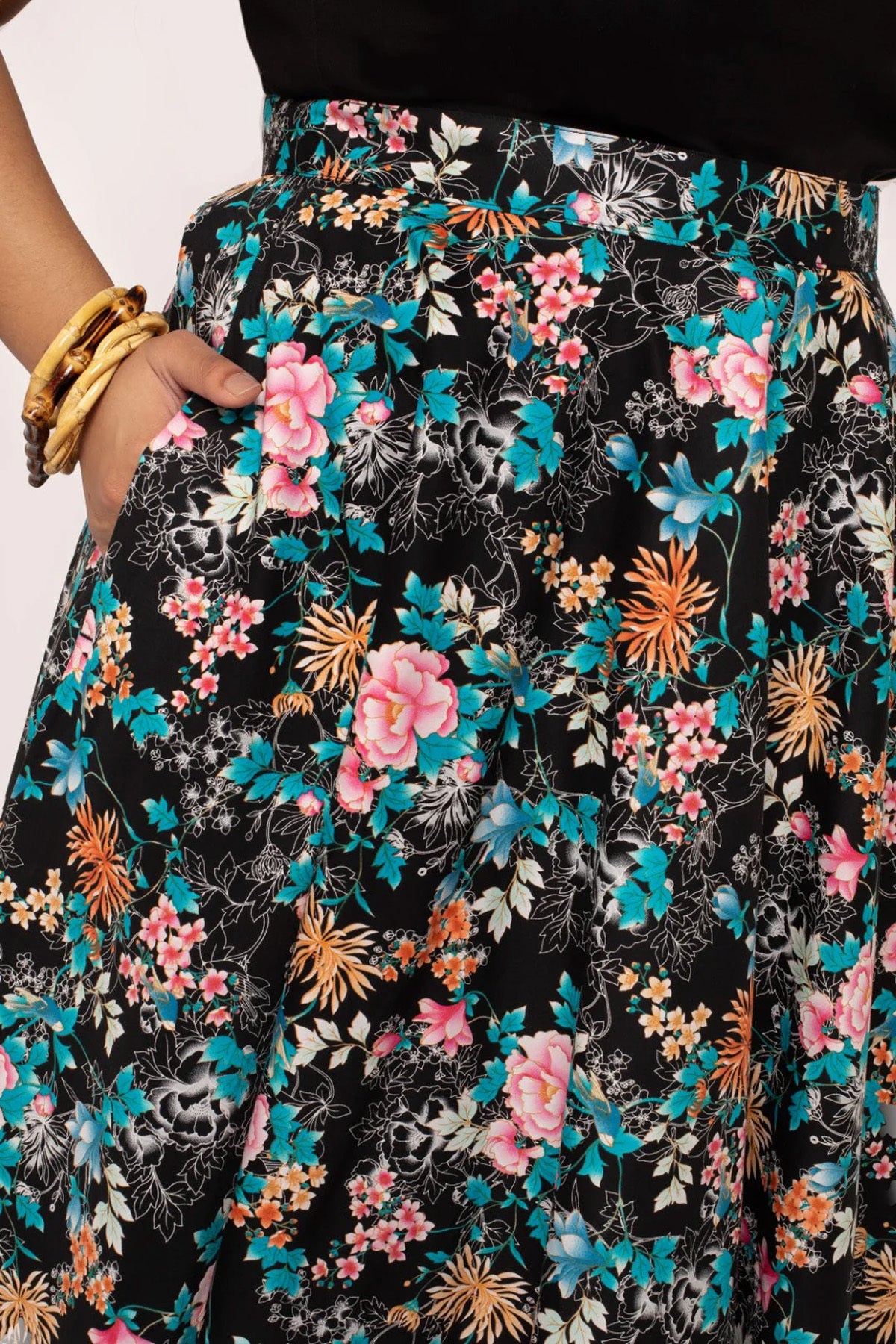 Hell_Bunny_UMI_FLORAL_Vintage_Blueten_Full_Circle_50s_SWING_SKIRT_Rock_-_Schwarz-2XpQUiVgcvYYzQ