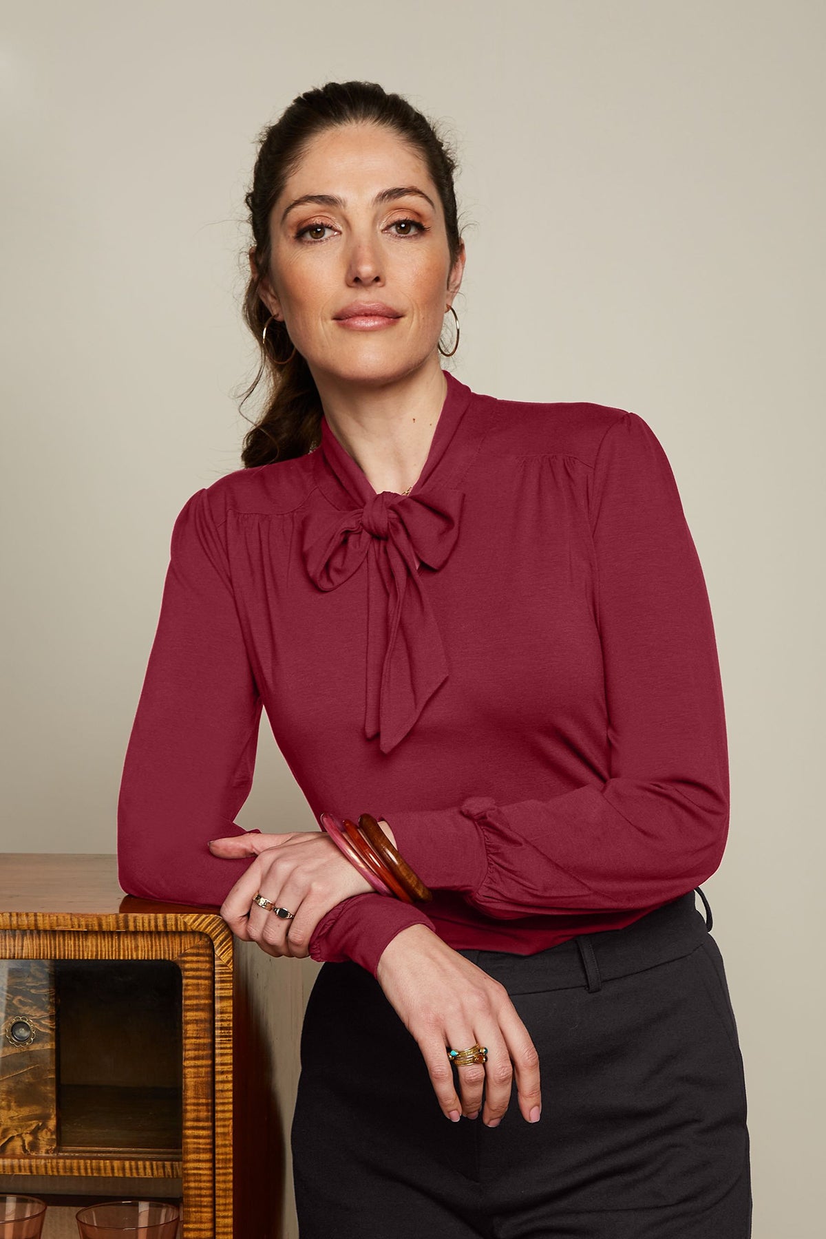 King_Louie_AMALIA_BASIC_Retro_Langarm_SCHLUPPENBLUSE_Oberteil_Blouse_-_Bordeaux_Killer_Kirsche-2MFS6mgQAWRgnr