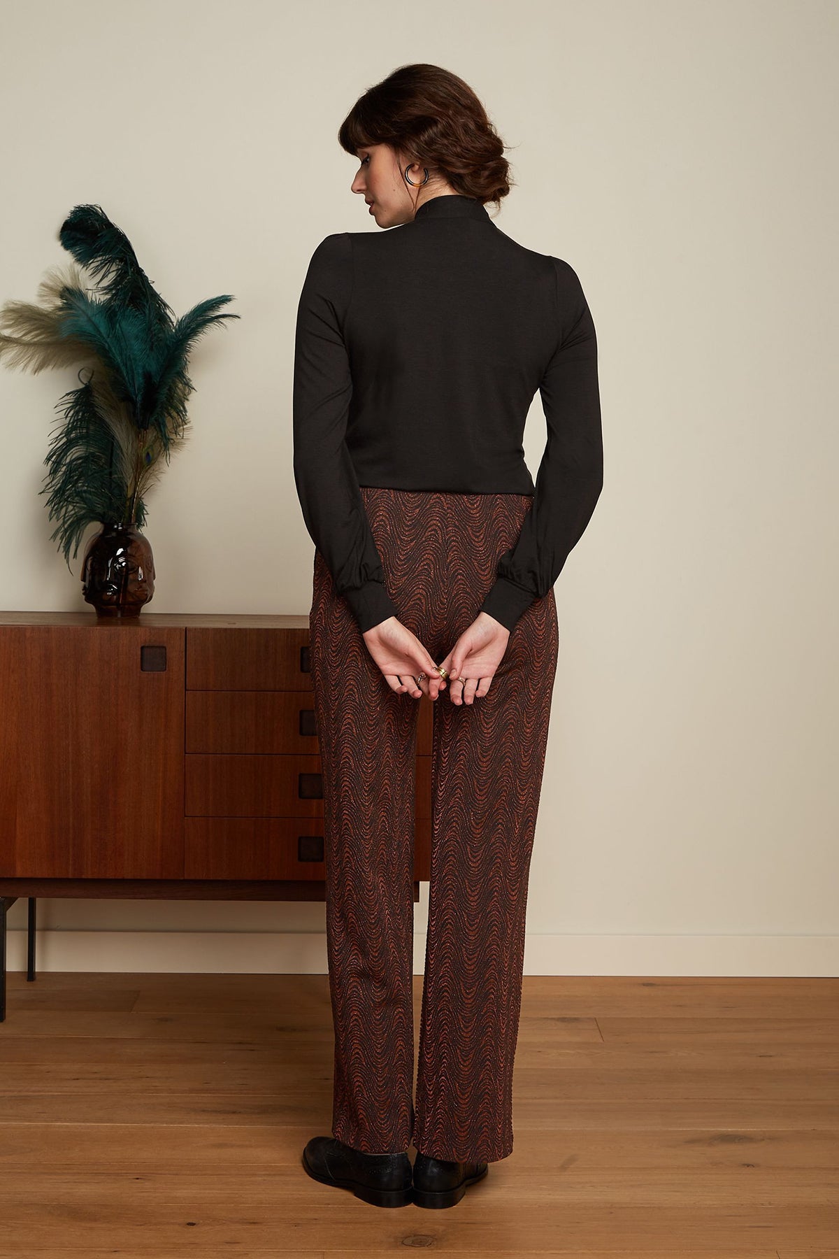 King_Louie_AMALIA_BASIC_Retro_Langarm_SCHLUPPENBLUSE_Oberteil_Blouse_-_Schwarz_Killer_Kirsche-4