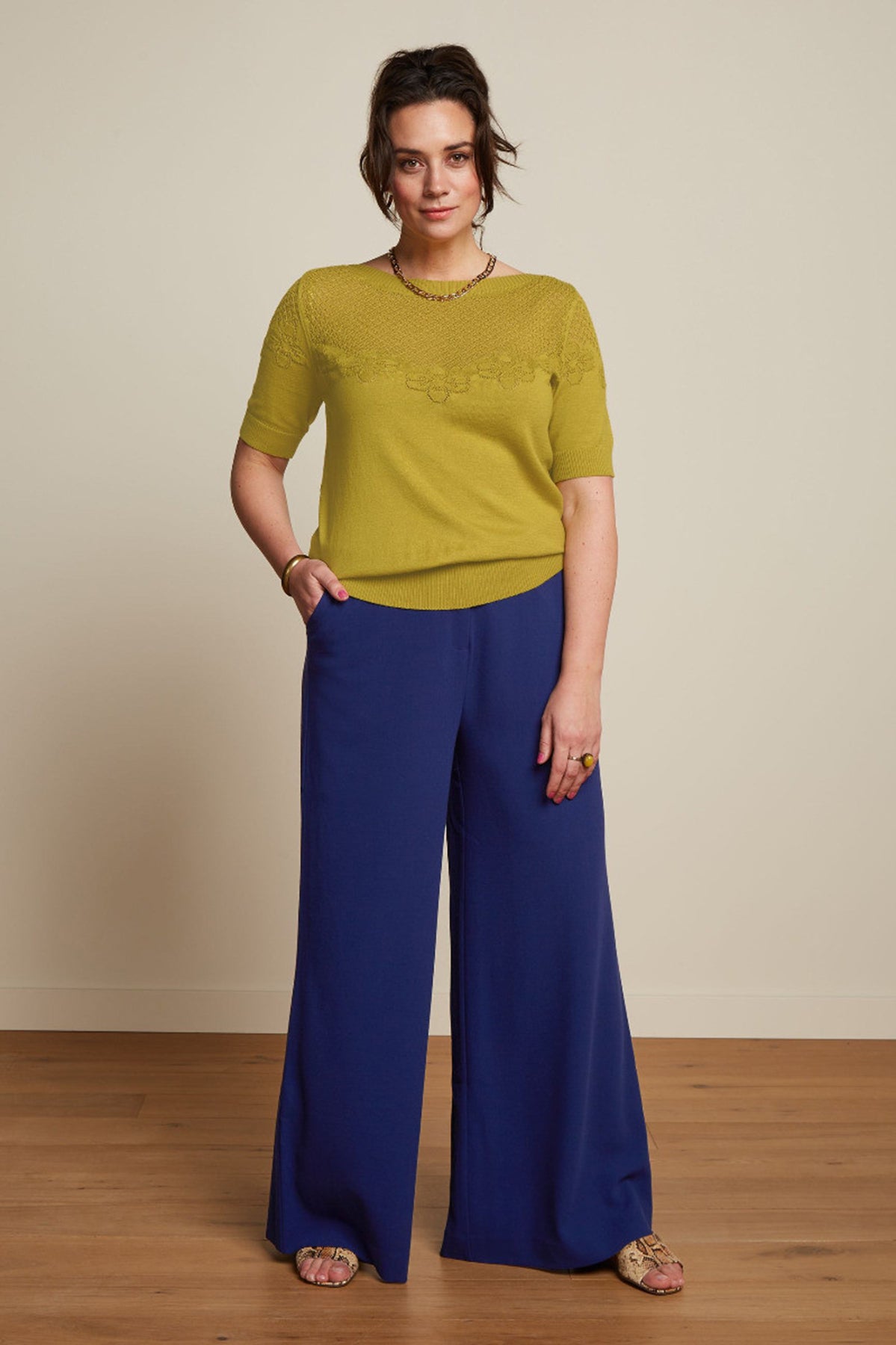 King_Louie_AUDREY_KNIT_BONET_Vintage_Lochmuster_Kurzarm_STRICK_SHIRT_-_Koi_Yellow_Killer_Kirsche-3