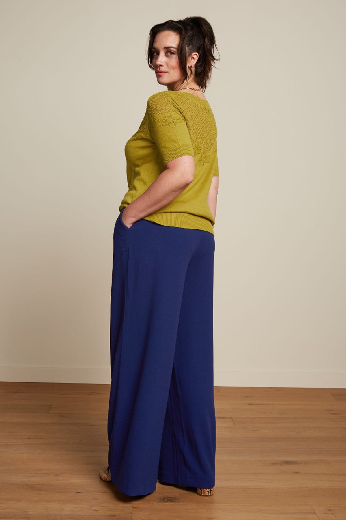 King_Louie_AUDREY_KNIT_BONET_Vintage_Lochmuster_Kurzarm_STRICK_SHIRT_-_Koi_Yellow_Killer_Kirsche-4