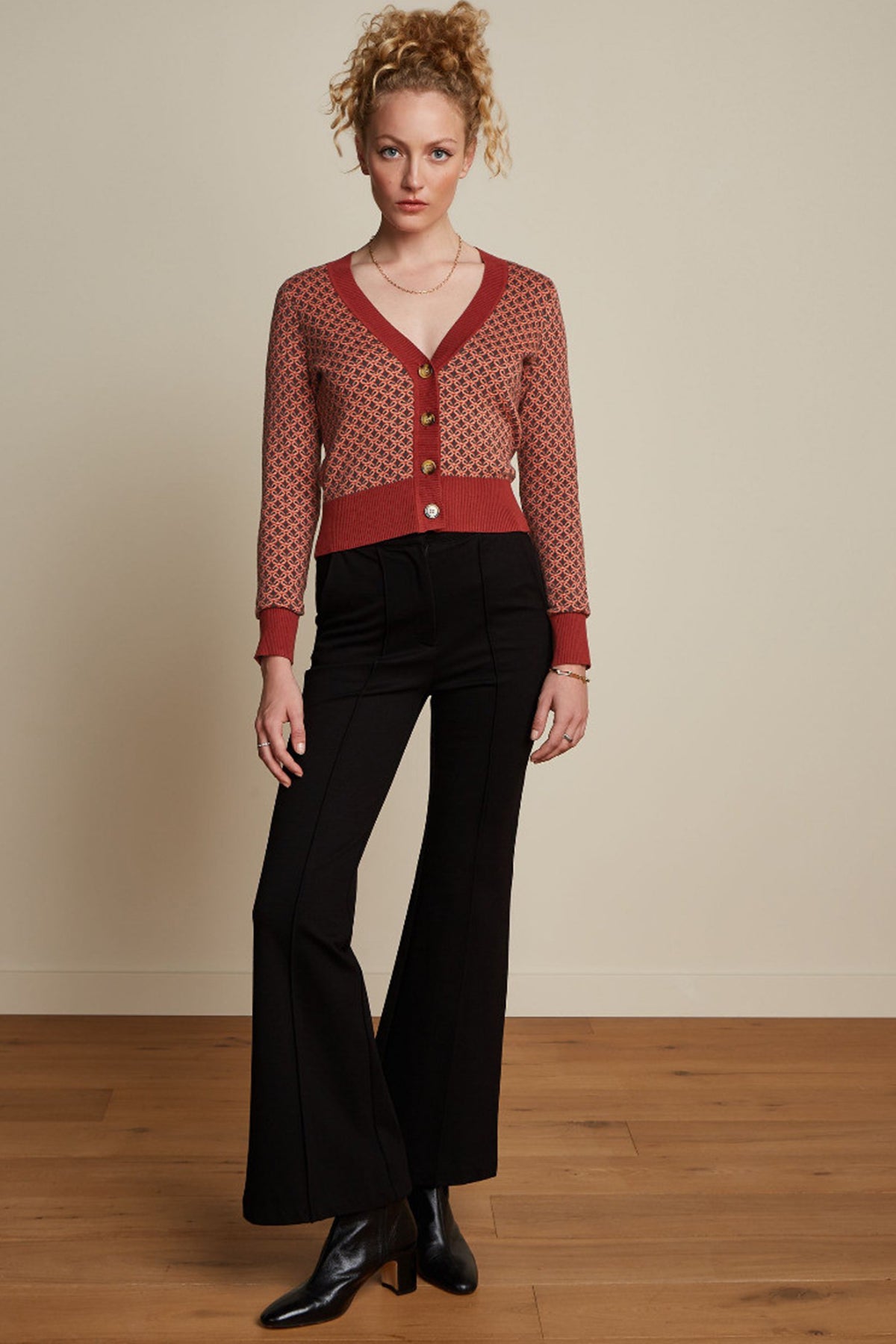 King_Louie_BACKSTAGE_Langarm_V-NECK_Knit_Strickjacke_CARDIGAN_killer_kirsche_2