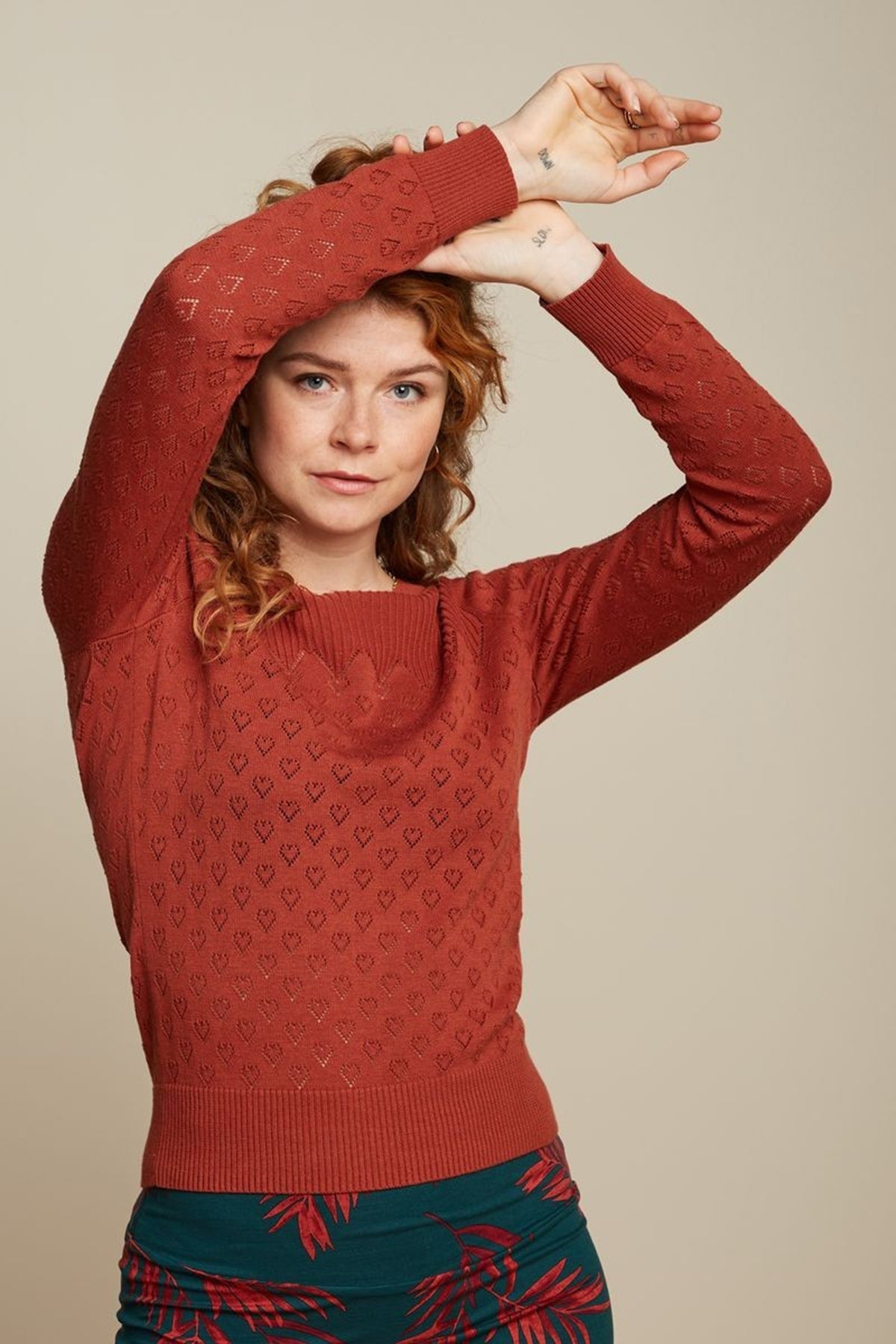 King_Louie_BELLA_HEART_Ajour_HERZ_Retro_Langarm_PULLOVER_Oberteil_-_Spicy_Brown_killer_kirsche_1