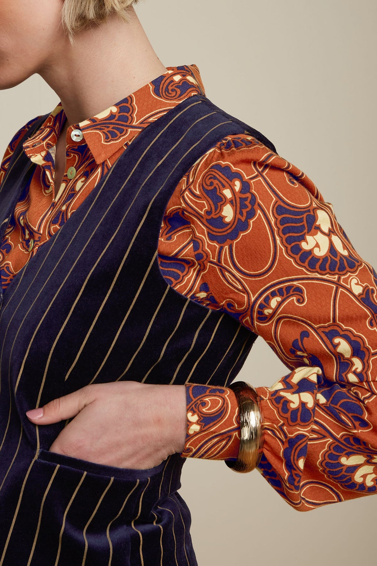 King_Louie_BIANCA_PINSTRIPE_Retro_VNECK_Nadelstreifen_Gilet_WESTE_Waistcoat-1FhSwX9rLC0FXA