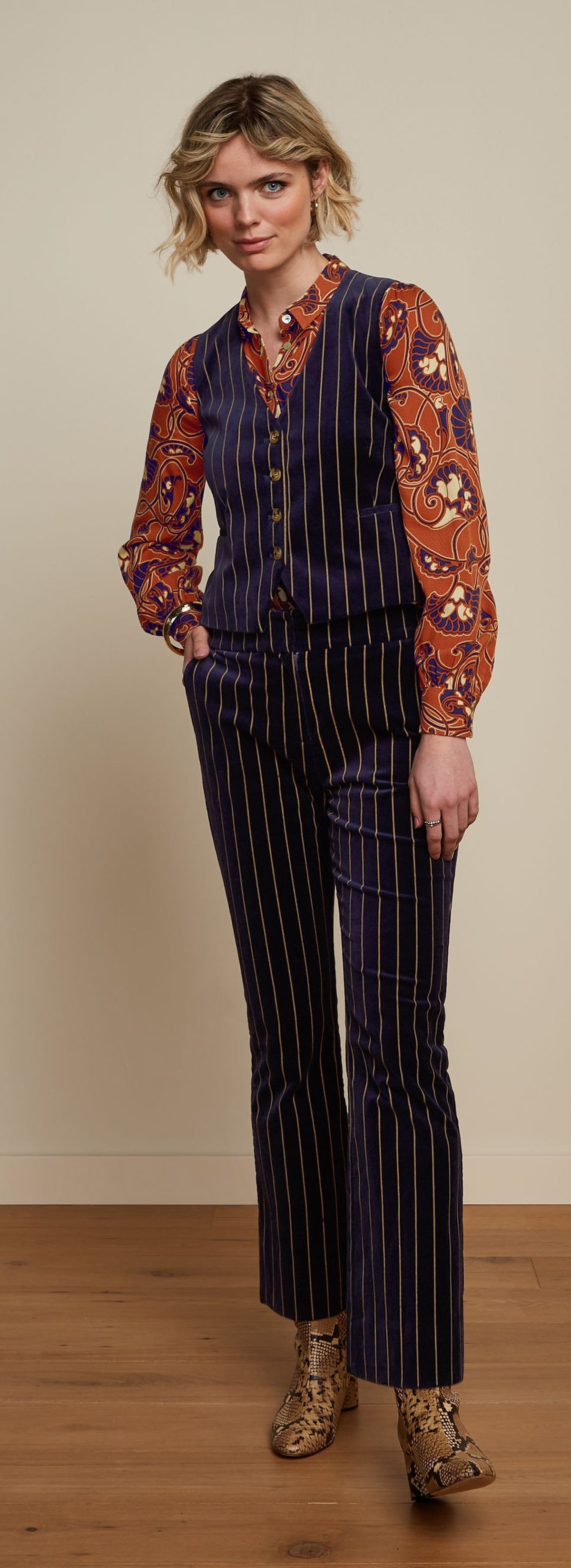 King_Louie_BIANCA_PINSTRIPE_Retro_VNECK_Nadelstreifen_Gilet_WESTE_Waistcoat-2chVzWZFEqE5HL