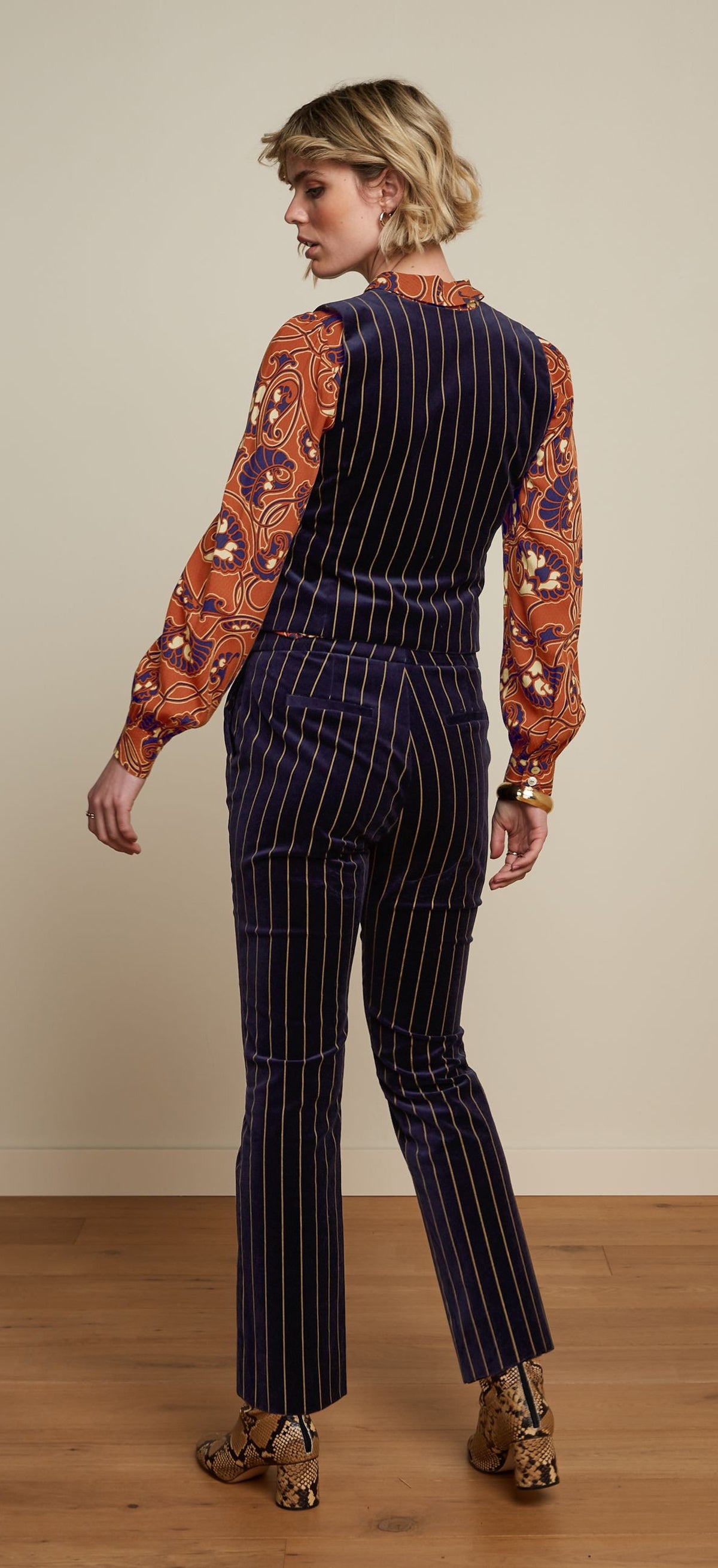 King_Louie_BIANCA_PINSTRIPE_Retro_VNECK_Nadelstreifen_Gilet_WESTE_Waistcoat-30TFaNegiYaFUv