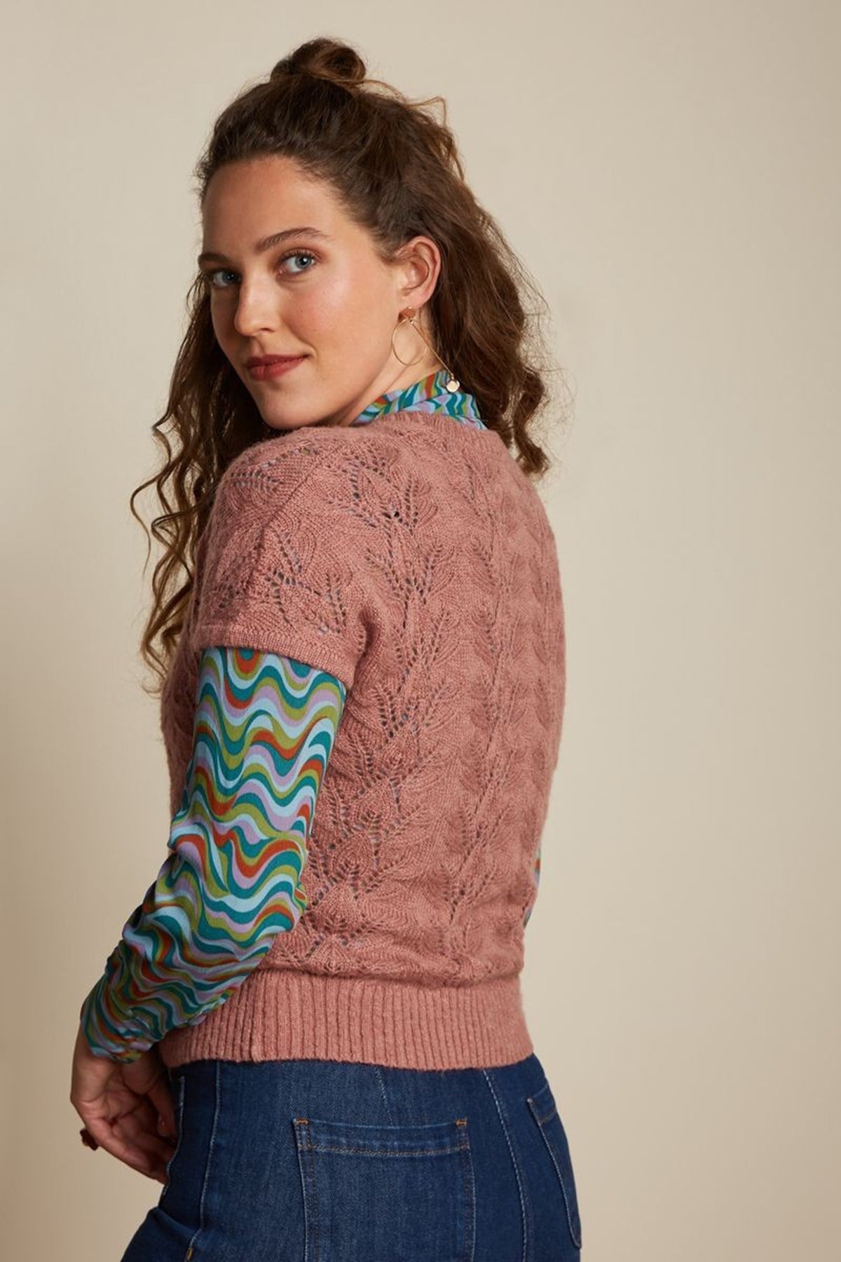 King_Louie_BUTTEN_FARFALLE_Lochmuster_Woll_Retro_V-Neck_aermellose_Weste_Oberteil_Top_-_Rosette_killer_kirsche_2kDIIY3468B1Rg