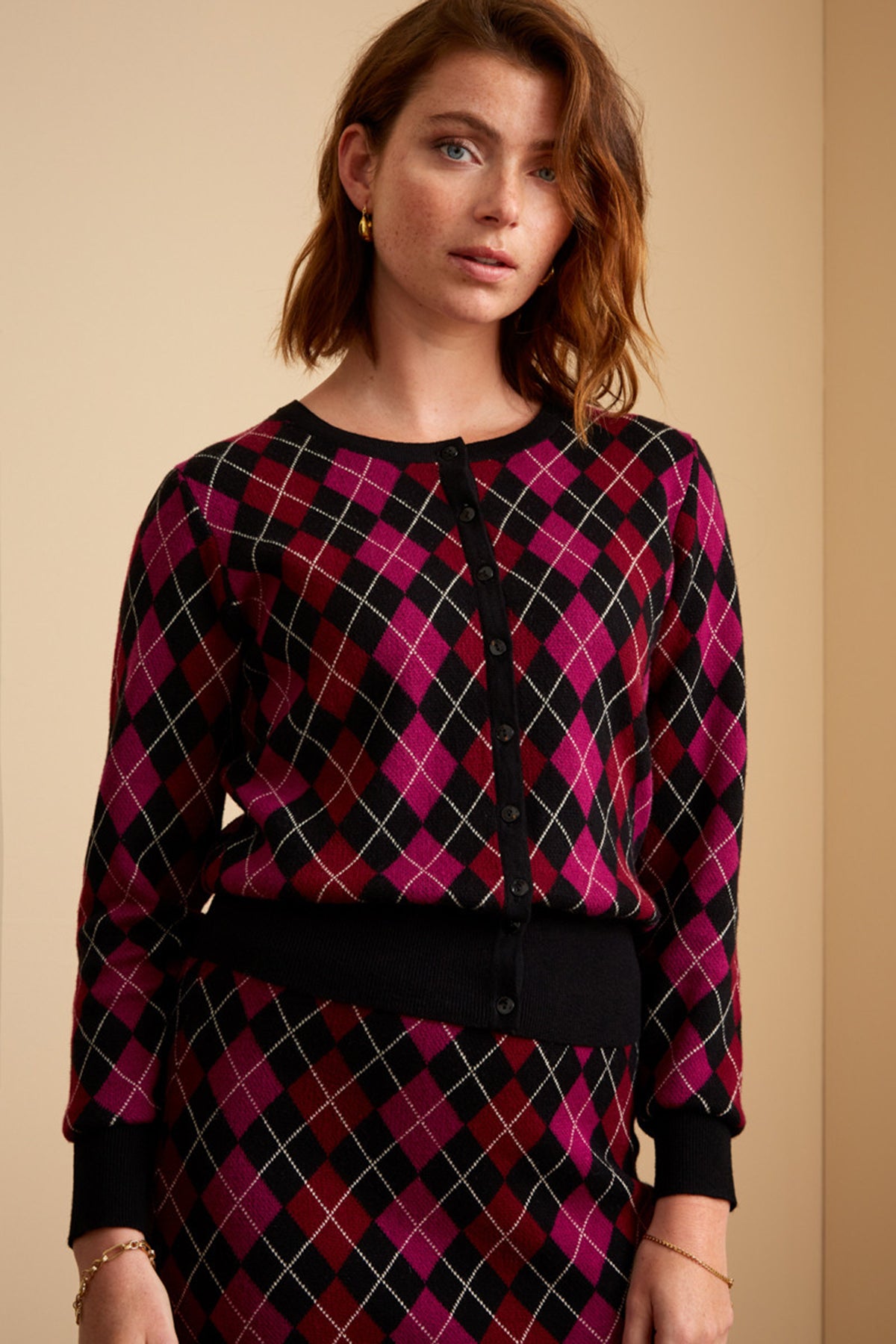 King_Louie_CARDI_BIBI_CHECK_Vintage_ARGYLE_Rundhals_CARDIGAN_Strickjacke_killer_kirsche_2q7ytNuvXAIxR0