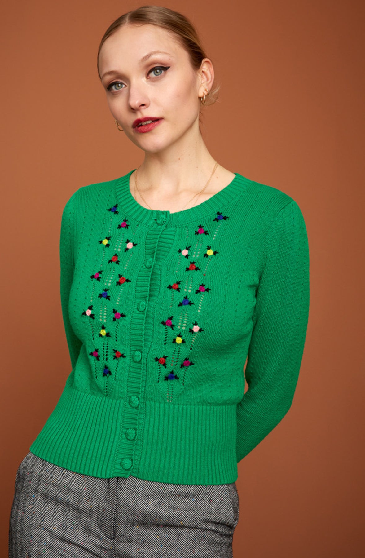 King_Louie_CARDI_TOFFEE_Rundhals_Blumen_EMBROIDERY_Strickjacke_CARDIGAN_Gruen_killer_kirsche_26ZZ6hCNVQRHmo