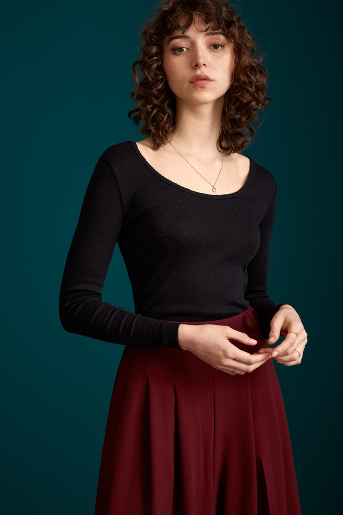 King_Louie_CARICE_DORSET_AJOUR_Lochmuster_Langarm_SHIRT_Oberteil_Schwarz_killer_kirsche_2