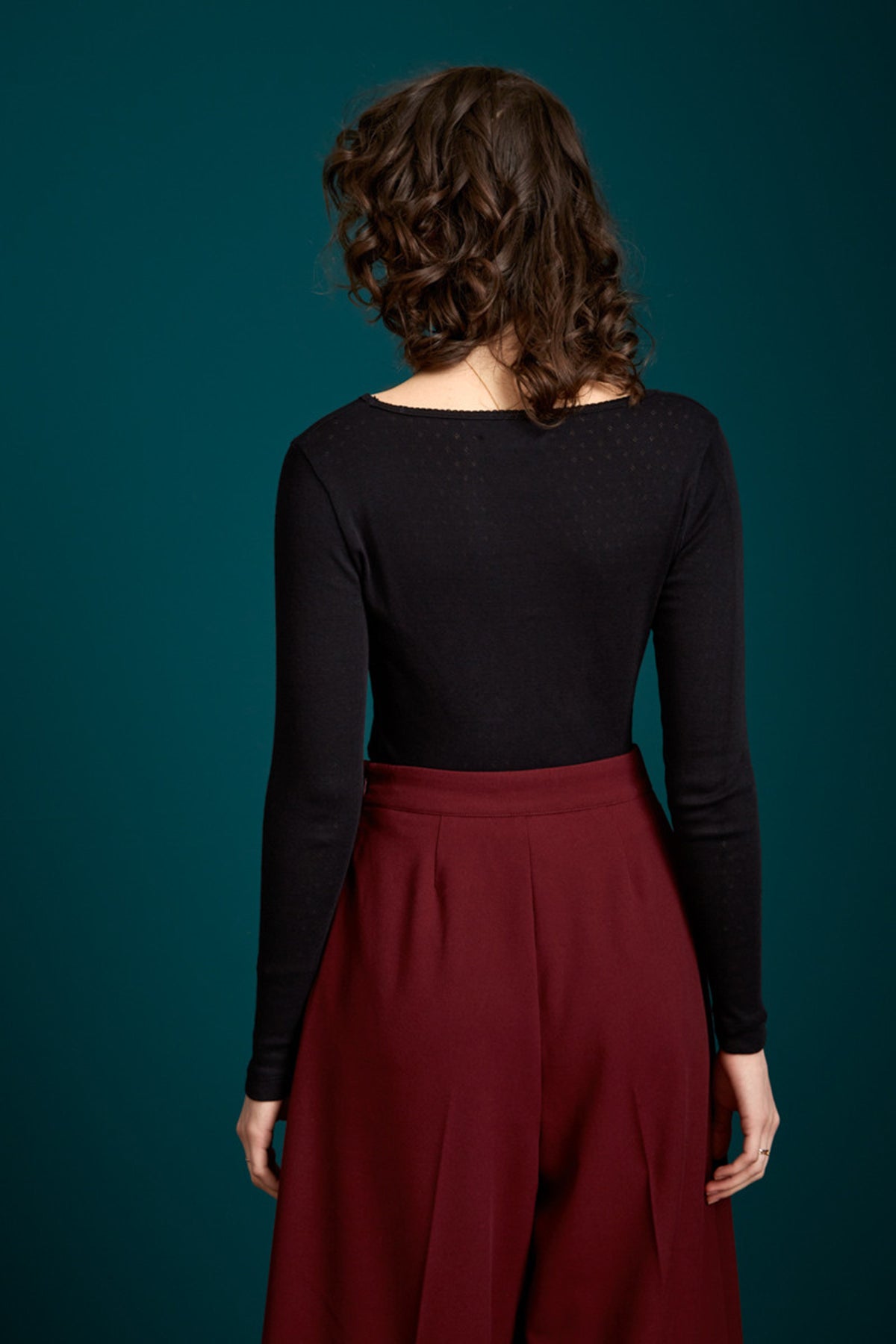 King_Louie_CARICE_DORSET_AJOUR_Lochmuster_Langarm_SHIRT_Oberteil_Schwarz_killer_kirsche_3