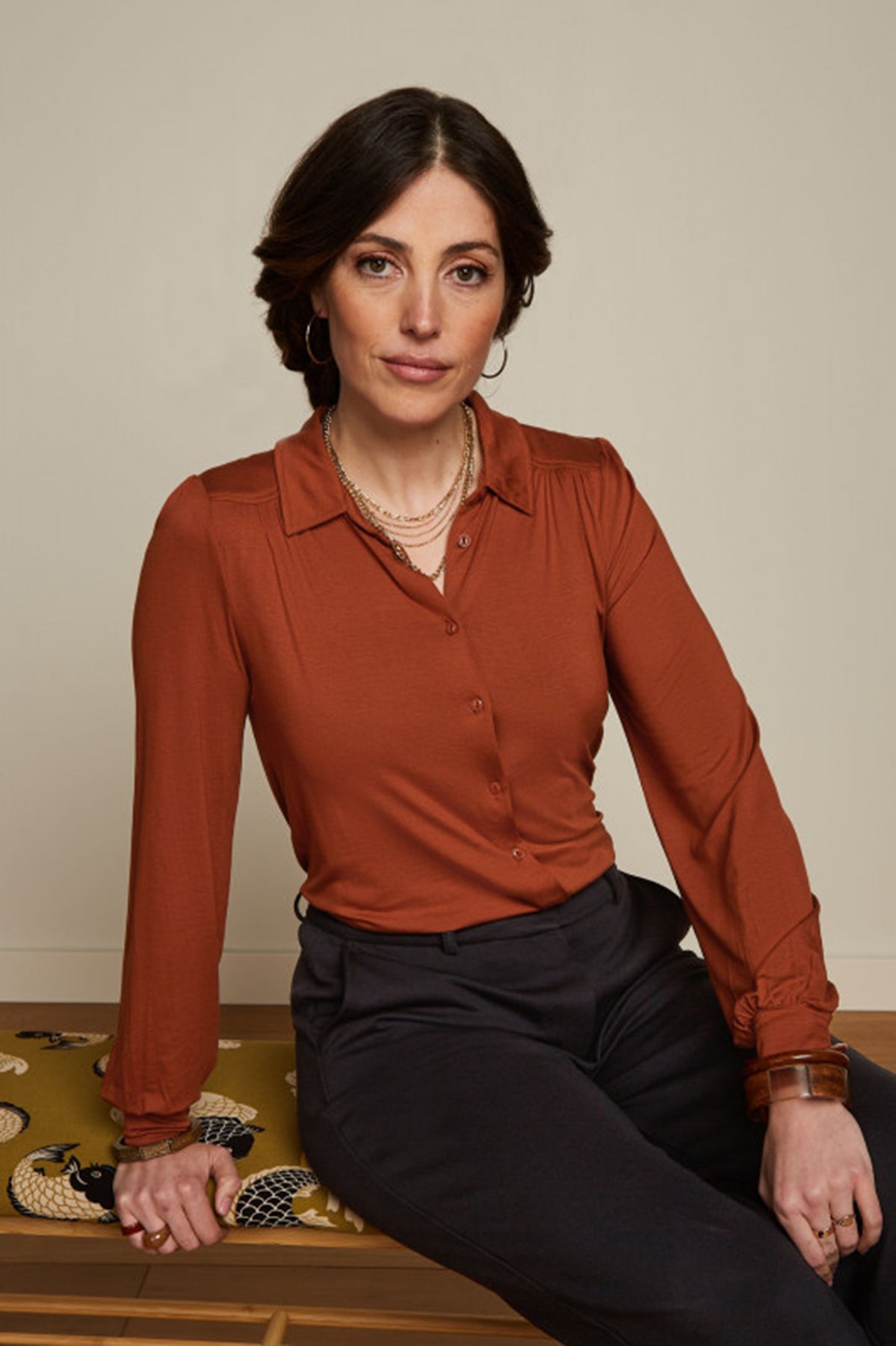 King_Louie_CARINA_BASIC_Retro_PLAIN_Langarm_BLUSE_Oberteil_Blouse_-_Cognac_Orange_Killer_Kirsche-2