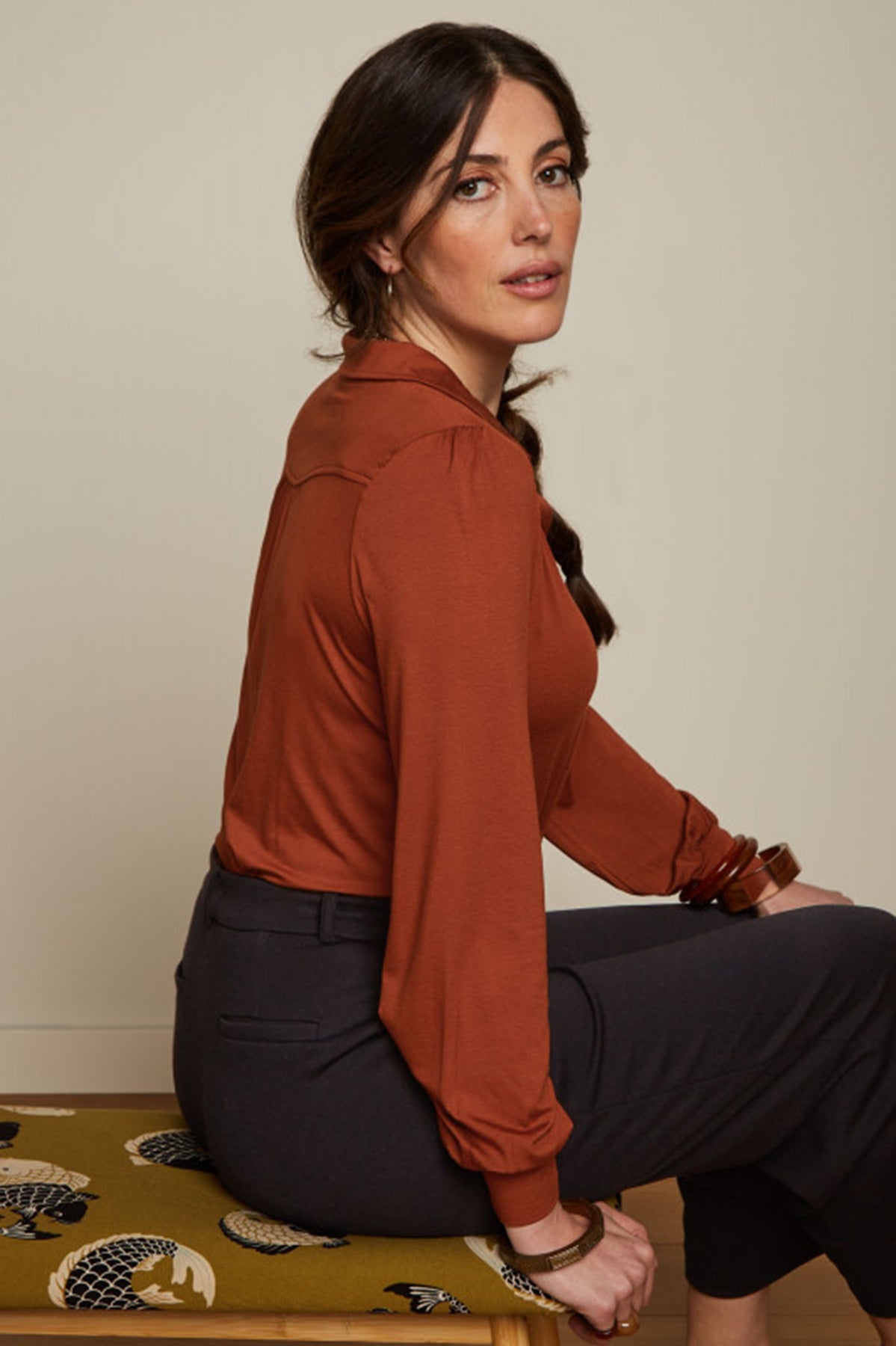 King_Louie_CARINA_BASIC_Retro_PLAIN_Langarm_BLUSE_Oberteil_Blouse_-_Cognac_Orange_Killer_Kirsche-4