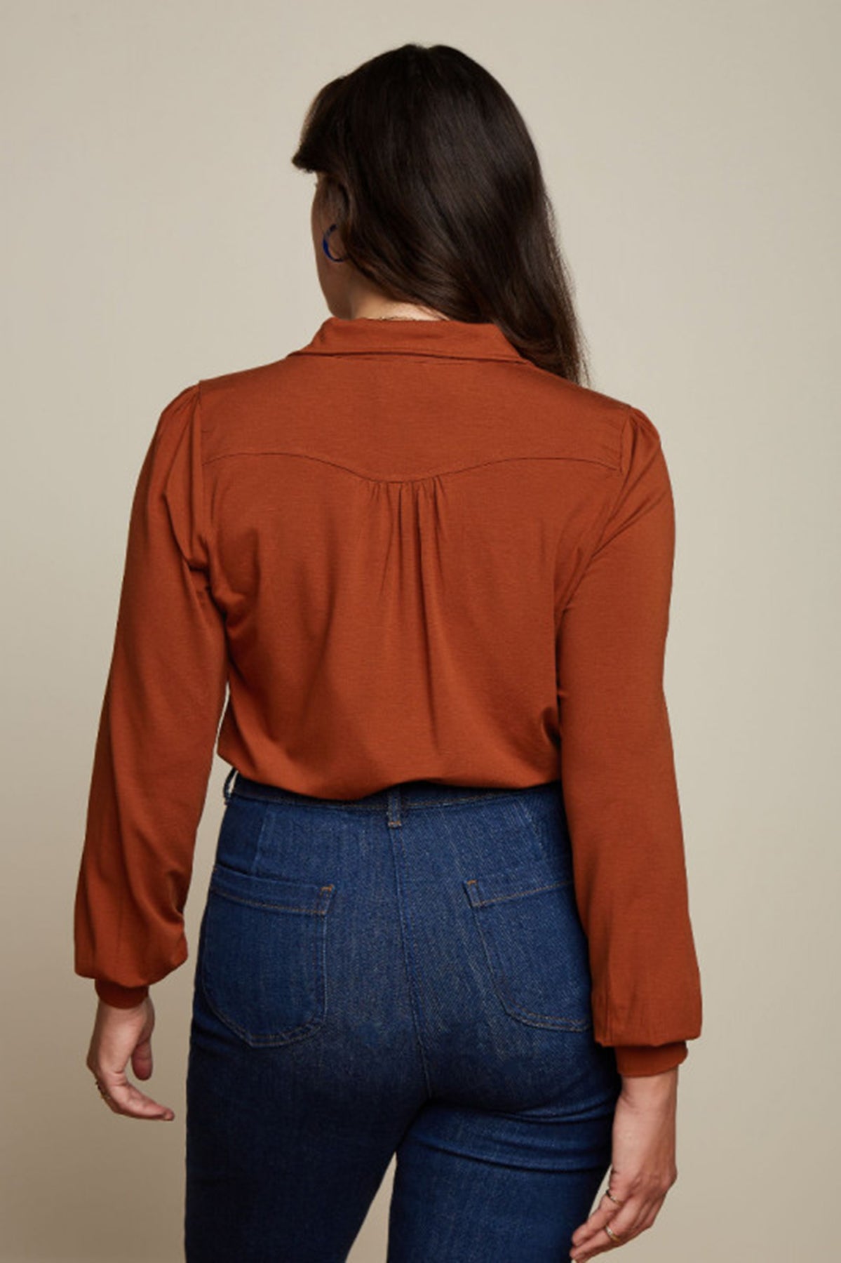 King_Louie_CARINA_BASIC_Retro_PLAIN_Langarm_BLUSE_Oberteil_Blouse_-_Cognac_Orange_Killer_Kirsche-5