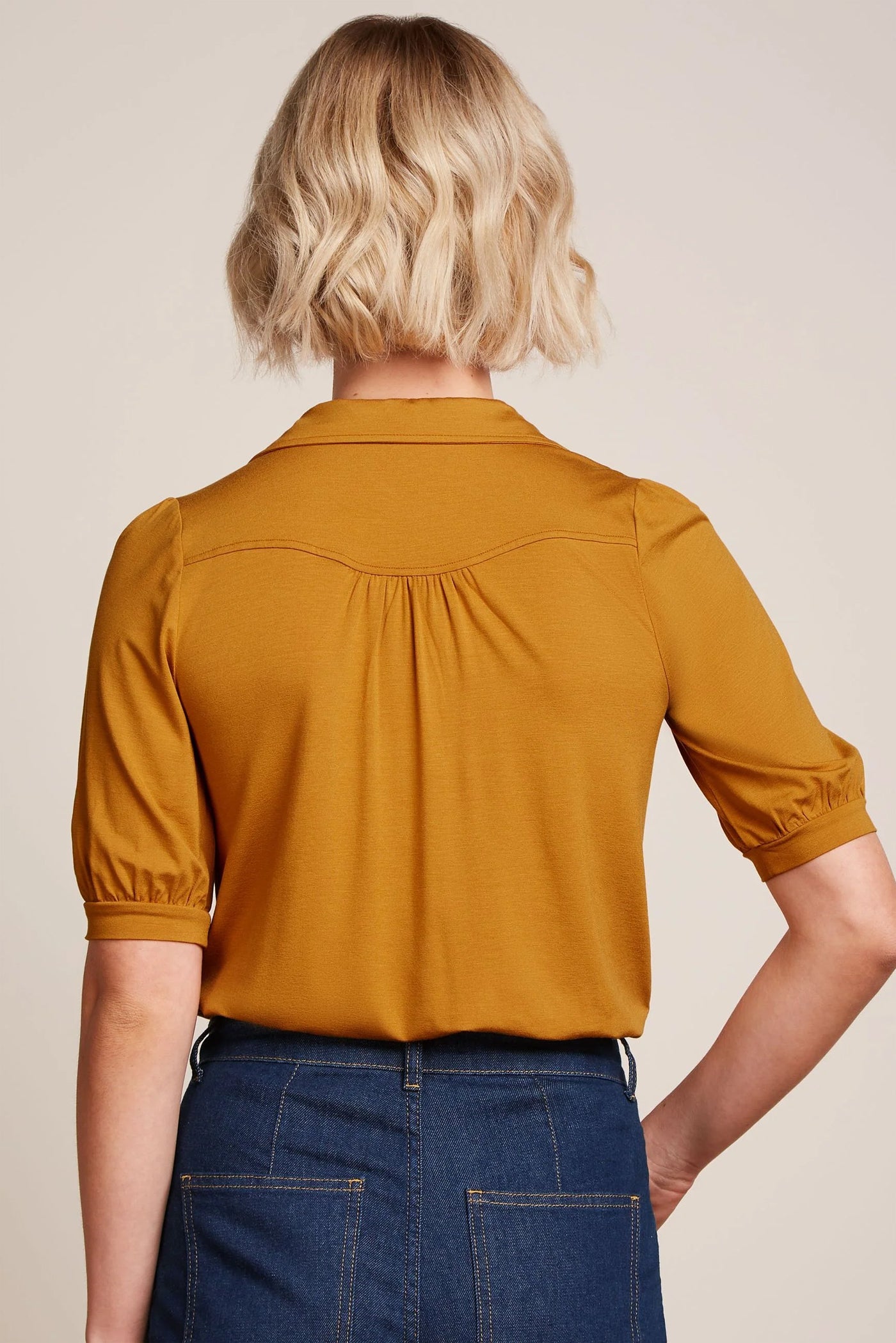 King_Louie_CARINA_PLAIN_Vintage_BASIC_Viscose_Light_Halbarm_BLUSE_Oberteil_Blouse_-_Inca_Gold-2