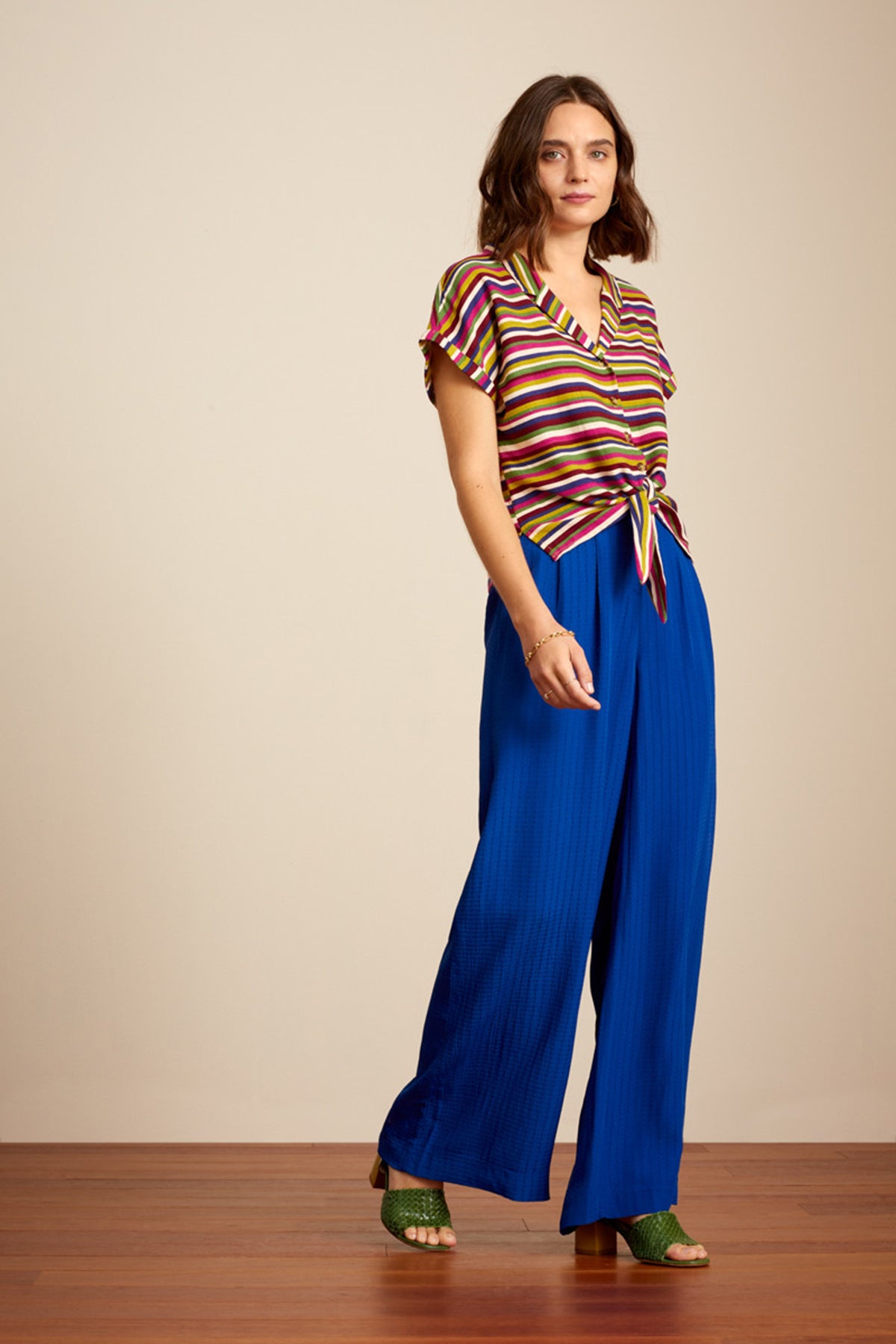 King_Louie_CLARA_STRIPE_Retro_STREIFEN_V-Neck_Kurzarm_KNOT_BLOUSE_Bluse_Killer_Kirsche-3