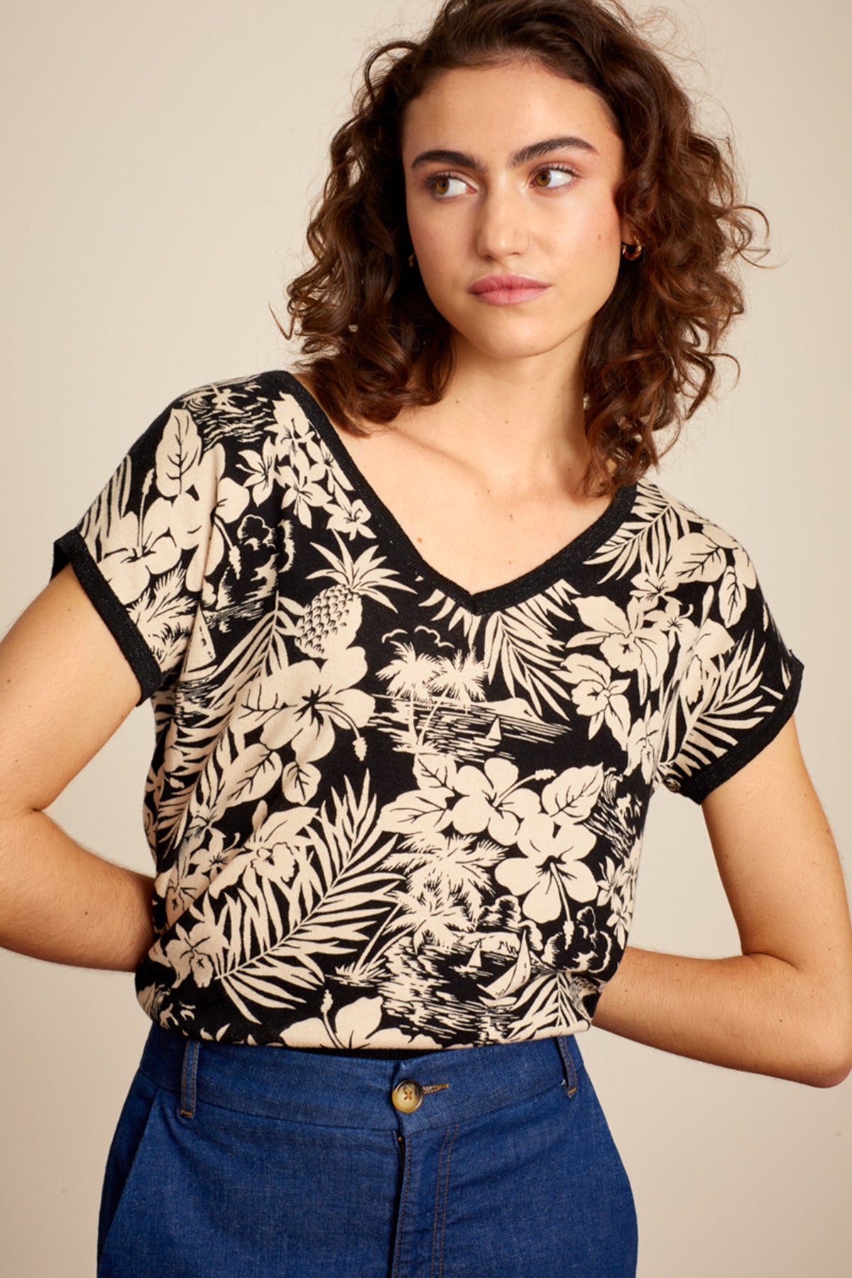 King_Louie_DEEP_V_CARAMBOLA_Tropical_HIBISKUS_Ananas_Feinstrick_Kurzarm_SHIRT_Oberteil_Killer_Kirsche-2