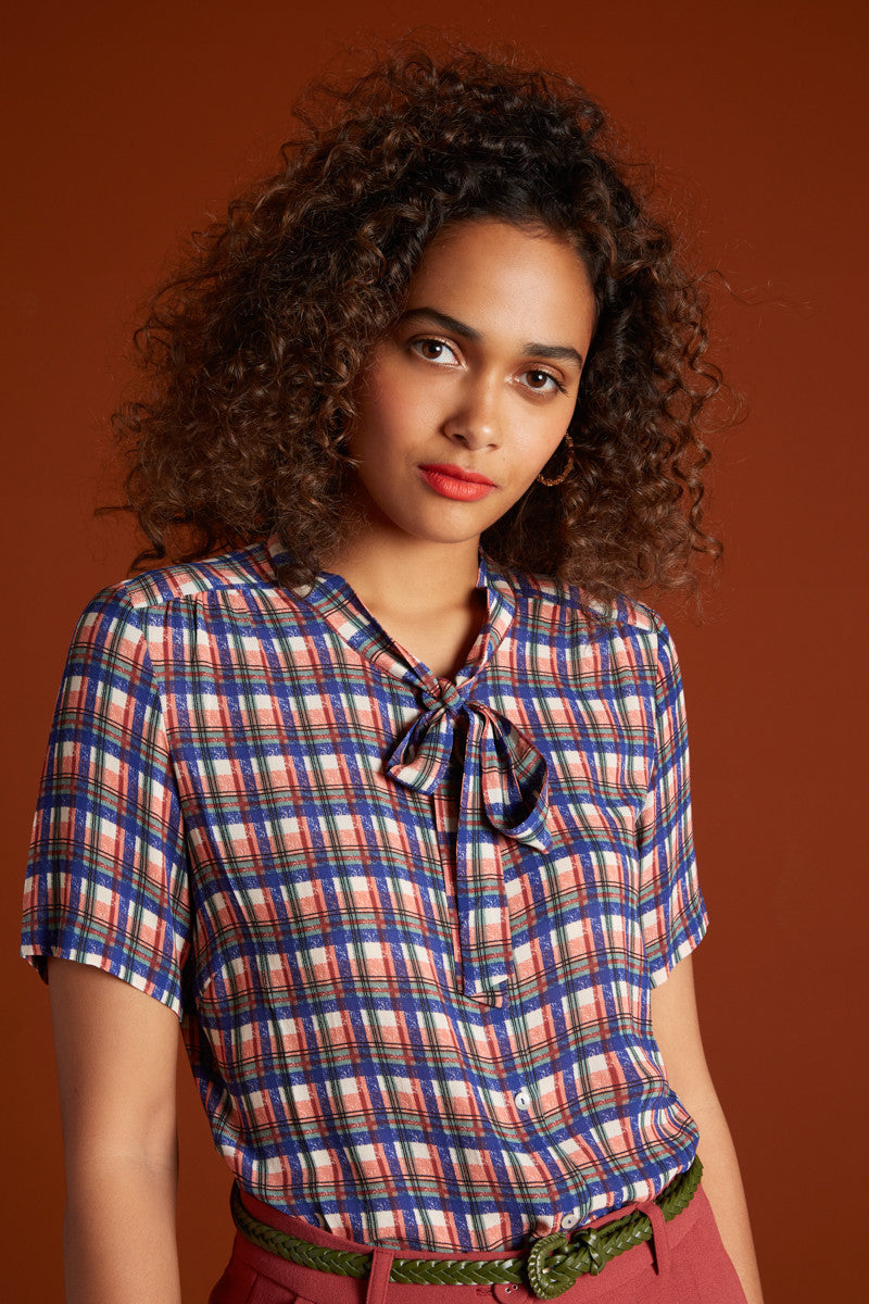 King_Louie_Delia_Blouse_Carillo_Vintage_Karo_Print_Hibiskus_Kurzarm_BLOUSE_Bluse_killer_kirsche_2