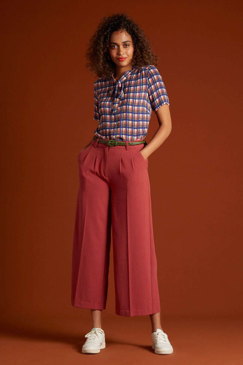 King_Louie_Delia_Blouse_Carillo_Vintage_Karo_Print_Hibiskus_Kurzarm_BLOUSE_Bluse_killer_kirsche_3