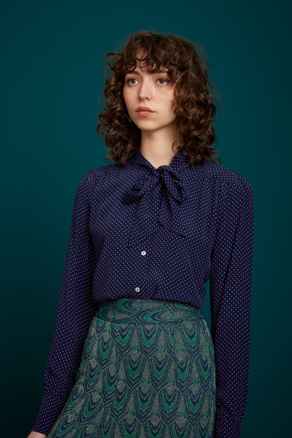 King_Louie_Delia_Blouse_Dottie_POLKA_DOTS_Punkte_50s_Langarm_BLOUSE_Schluppenbluse_killer_kirsche_33sKJlkO6D6PbS
