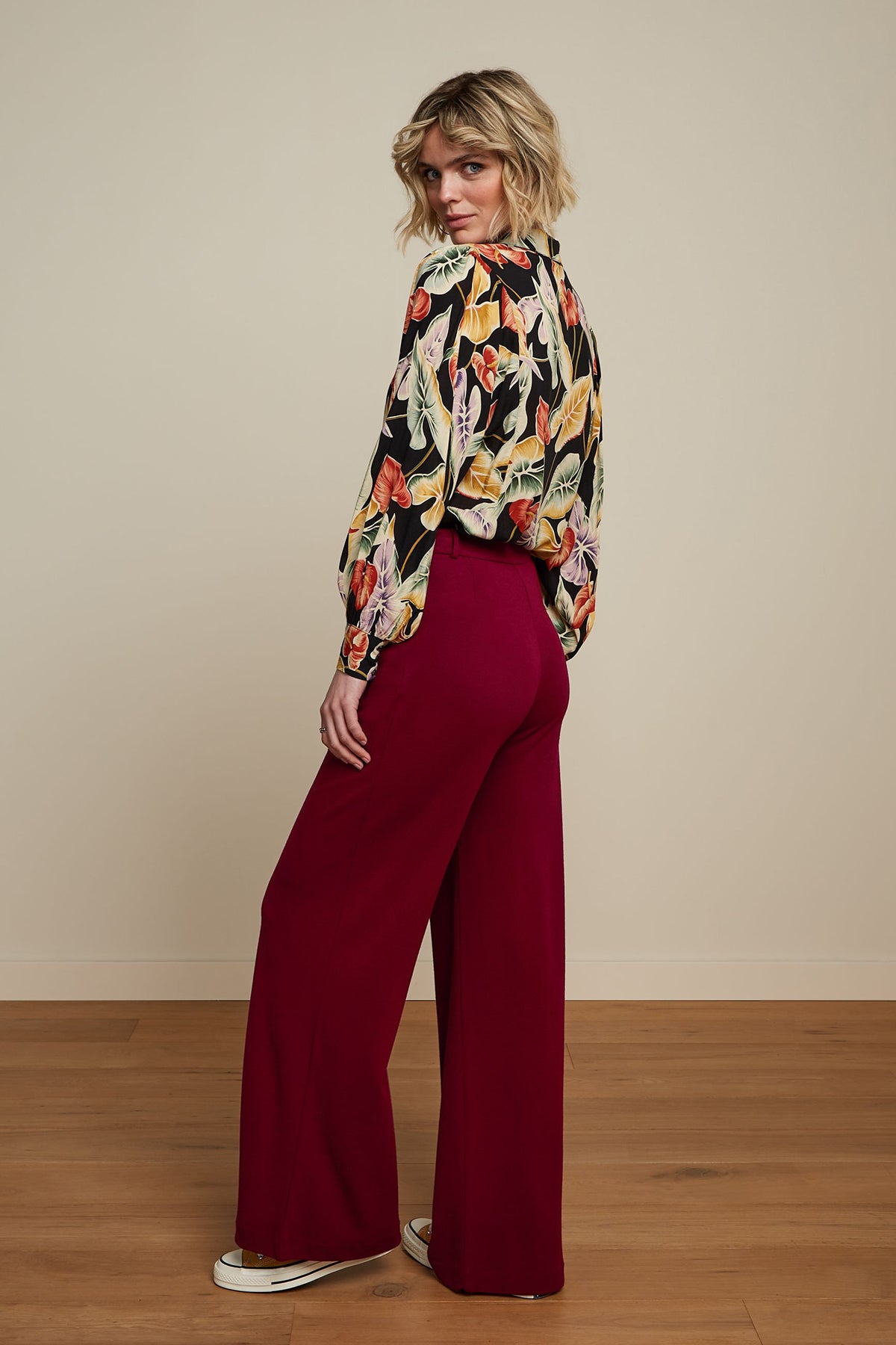 King_Louie_FINTAN_MILANO_Retro_CREPE_High_Waist_MARLENE_PANTS_Hose_Weinrot_Killer_Kirsche-3