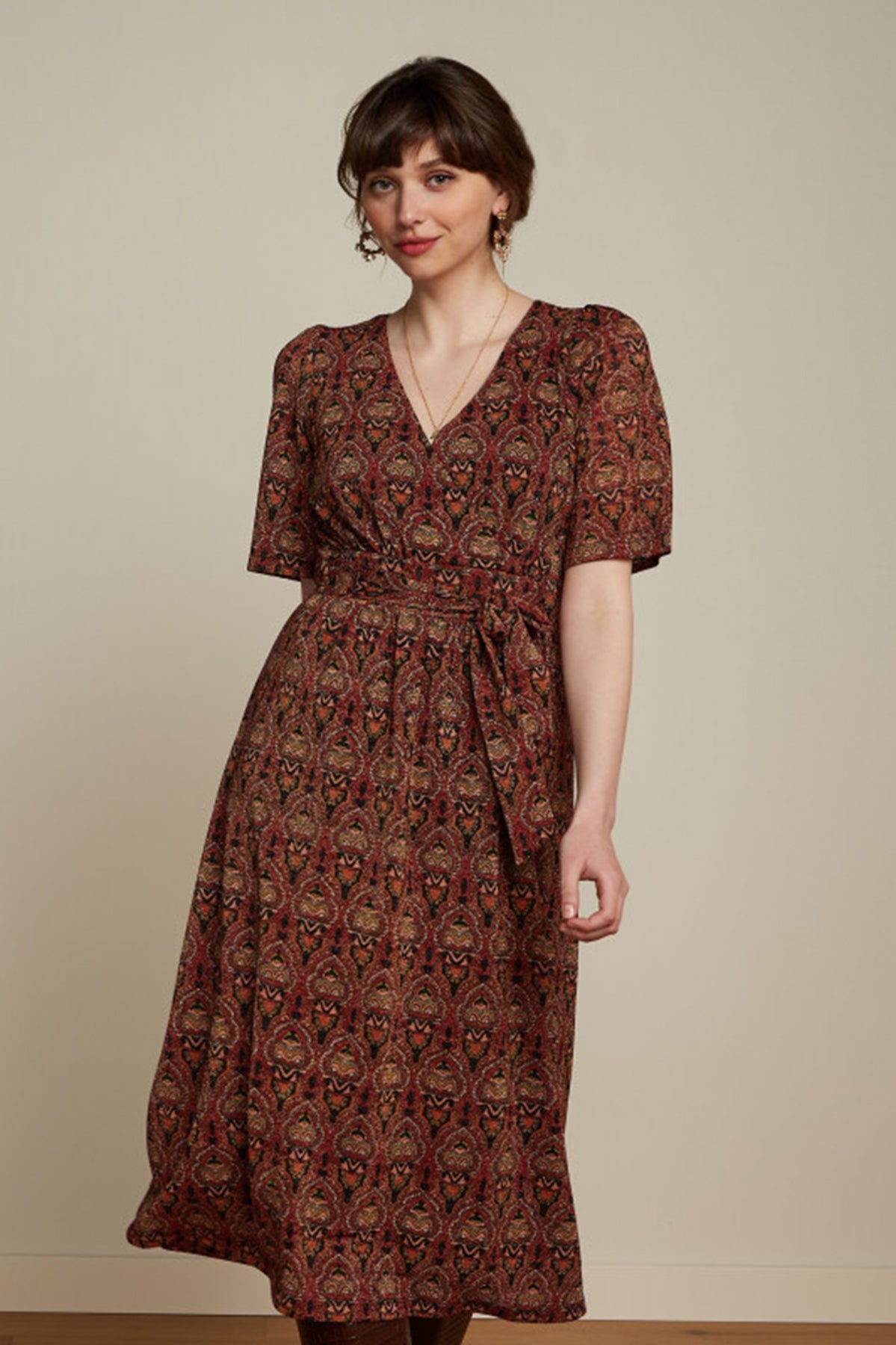 King_Louie_GIORGIA_MYSTIC_Retro_GLITZER_Kurzarm_V-Neck_A-LINIE_KLEID_Midi_Dress_Killer_Kirsche-2