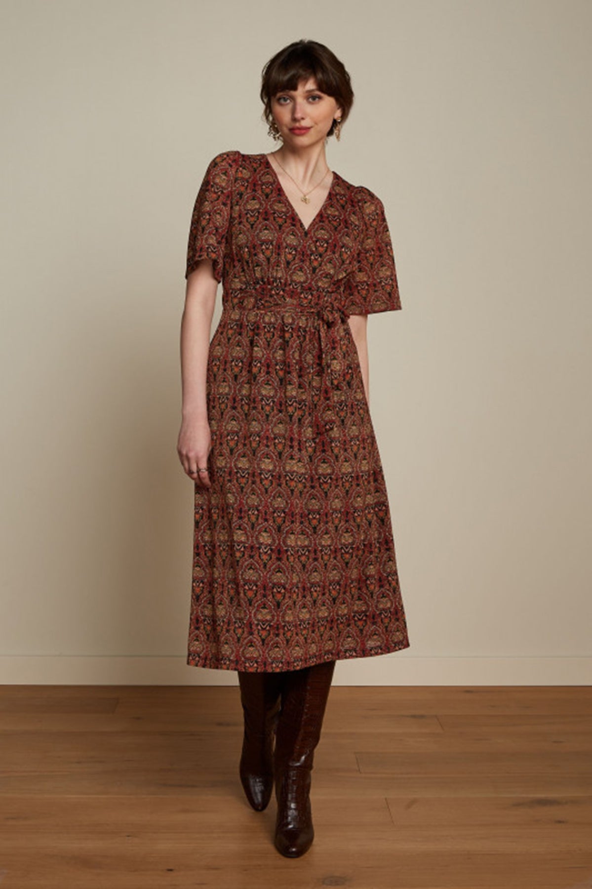 King_Louie_GIORGIA_MYSTIC_Retro_GLITZER_Kurzarm_V-Neck_A-LINIE_KLEID_Midi_Dress_Killer_Kirsche-3