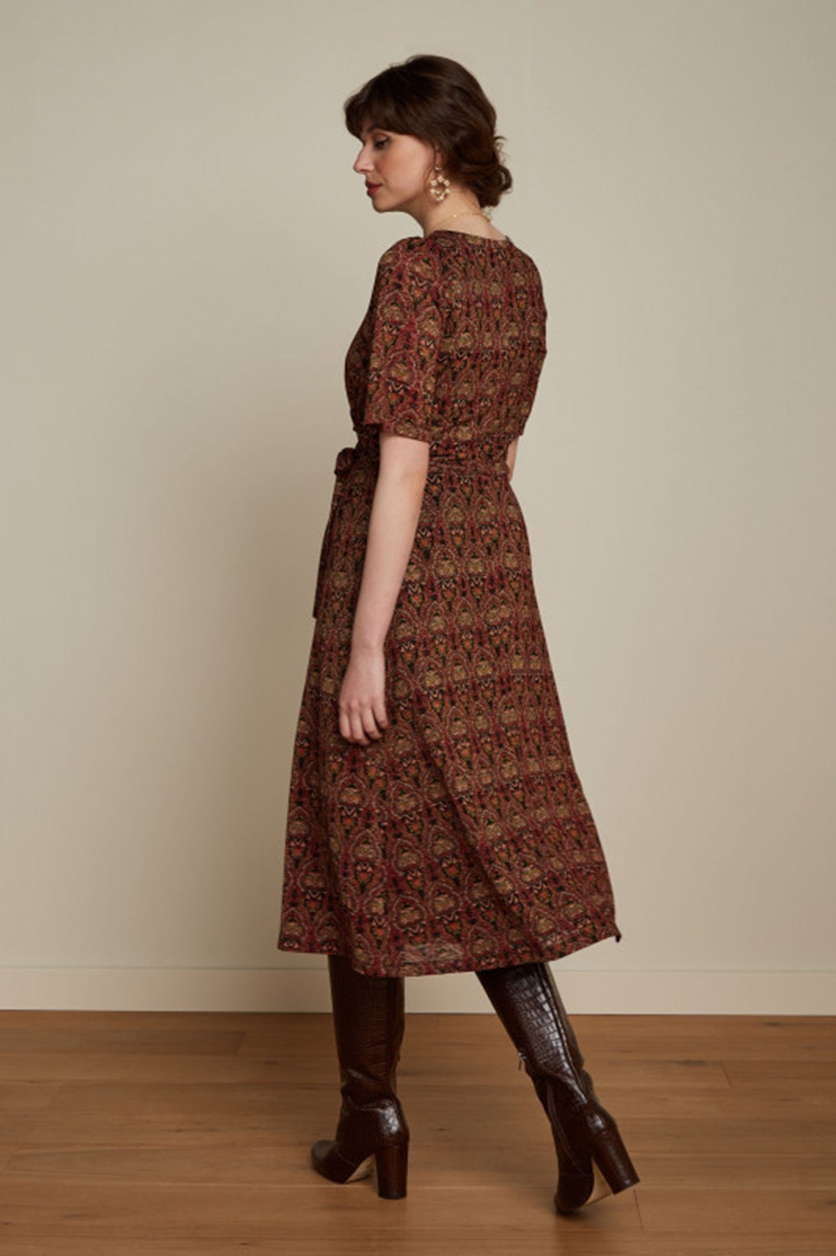 King_Louie_GIORGIA_MYSTIC_Retro_GLITZER_Kurzarm_V-Neck_A-LINIE_KLEID_Midi_Dress_Killer_Kirsche-4