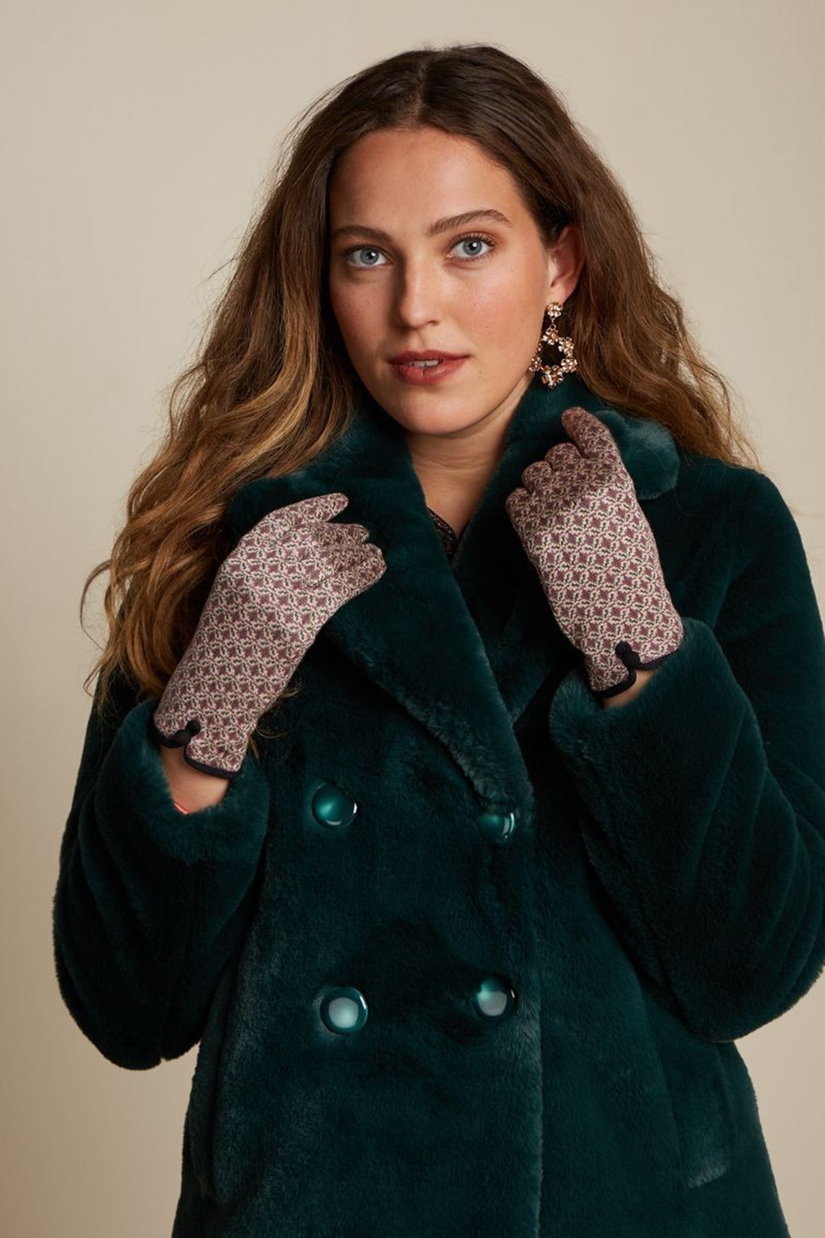 King_Louie_GLOVE_BACHSTAGE_JACQUARD_Muster_Feinstrick_Fingerhandschuh_killer_kirsche_2NjHEROOMqETAw