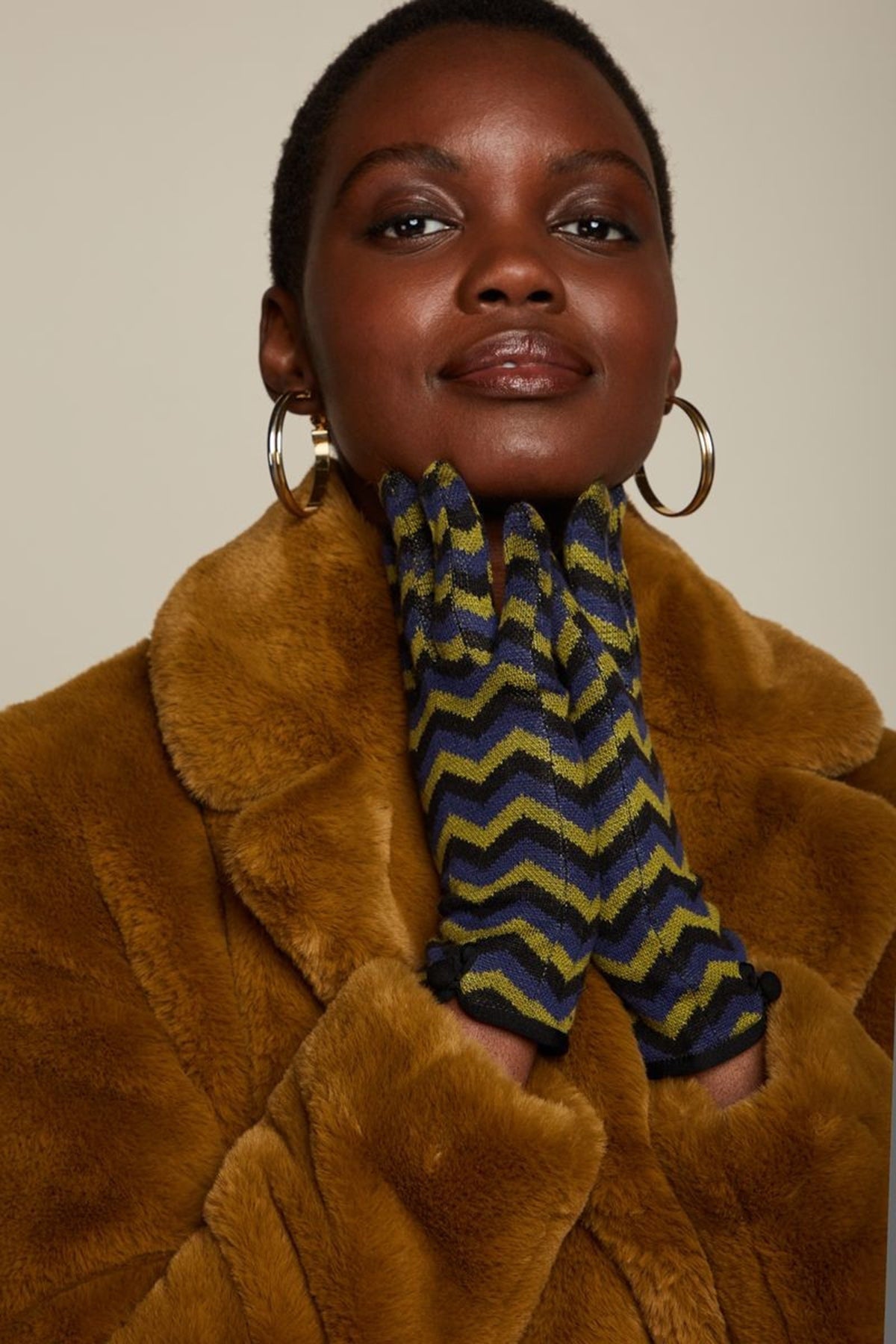 King_Louie_GLOVE_JUICE_JACQUARD_Muster_ZICK-ZACK_Fingerhandschuh_killer_kirsche_2